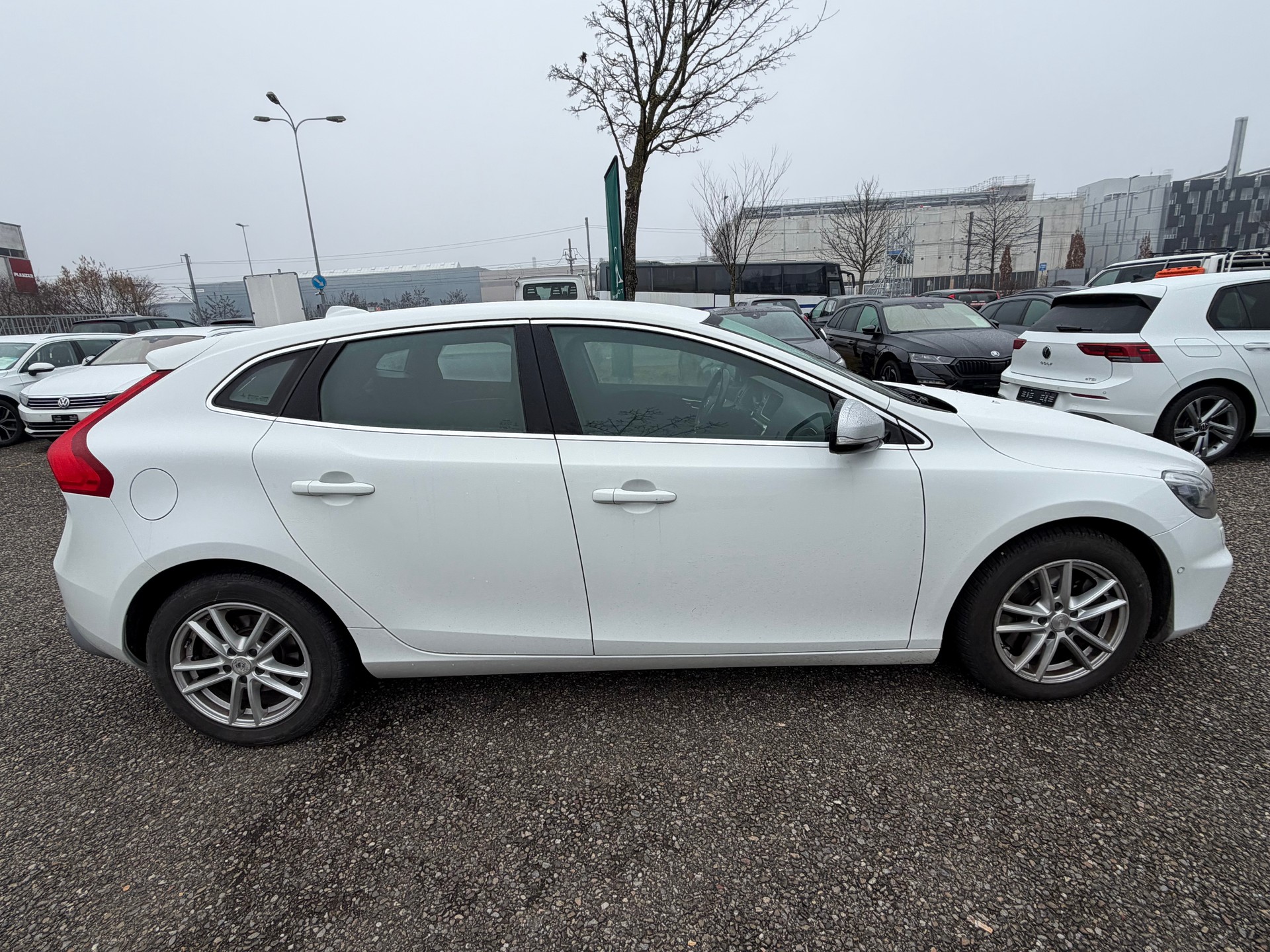 VOLVO V40 D4 Momentum R-Design-showroom-element-3