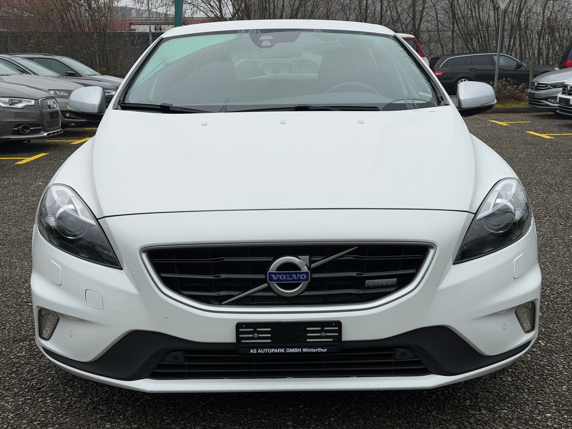 VOLVO V40 D4 Momentum R-Design-showroom-element-1