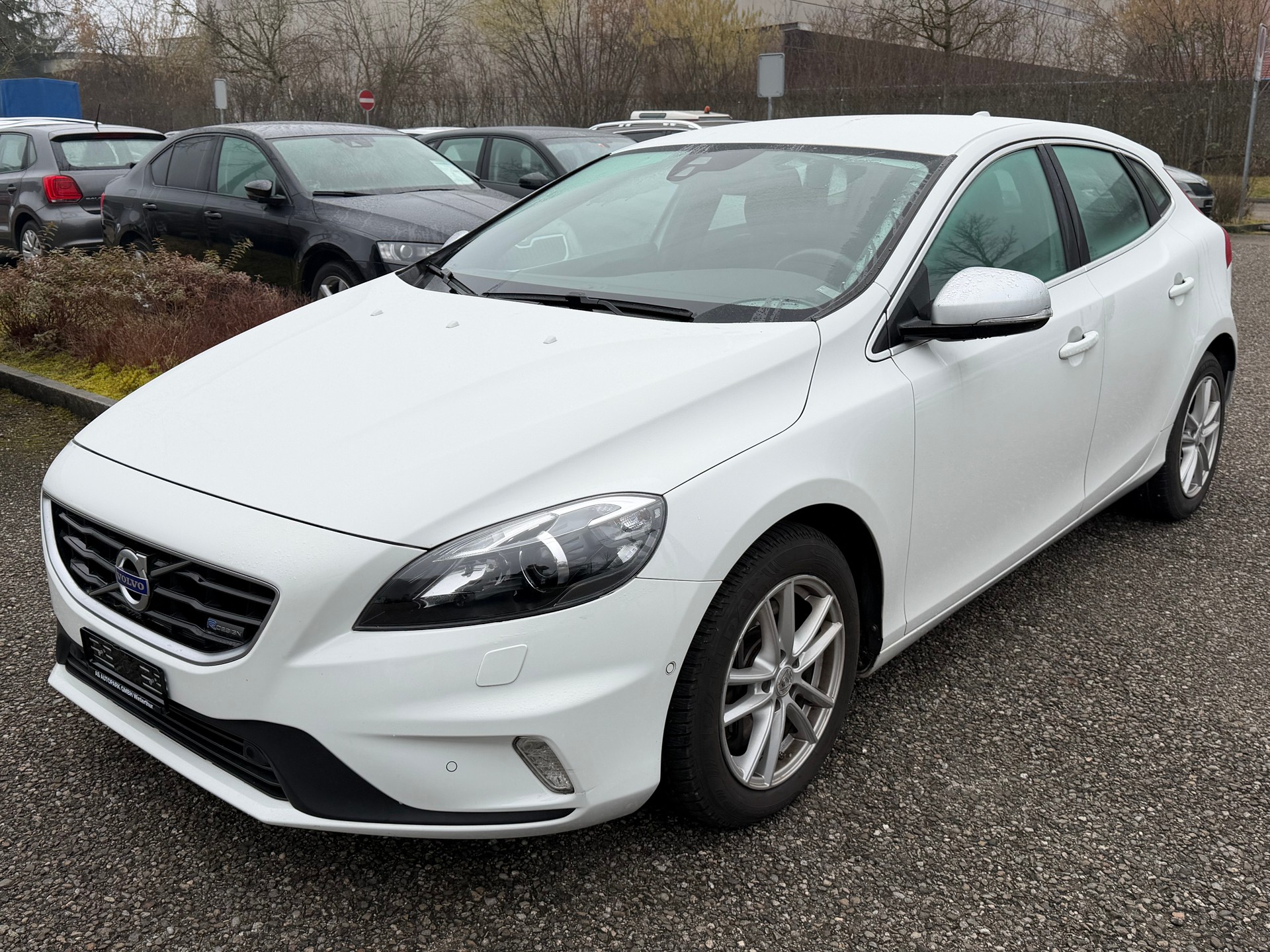 VOLVO V40 D4 Momentum R-Design