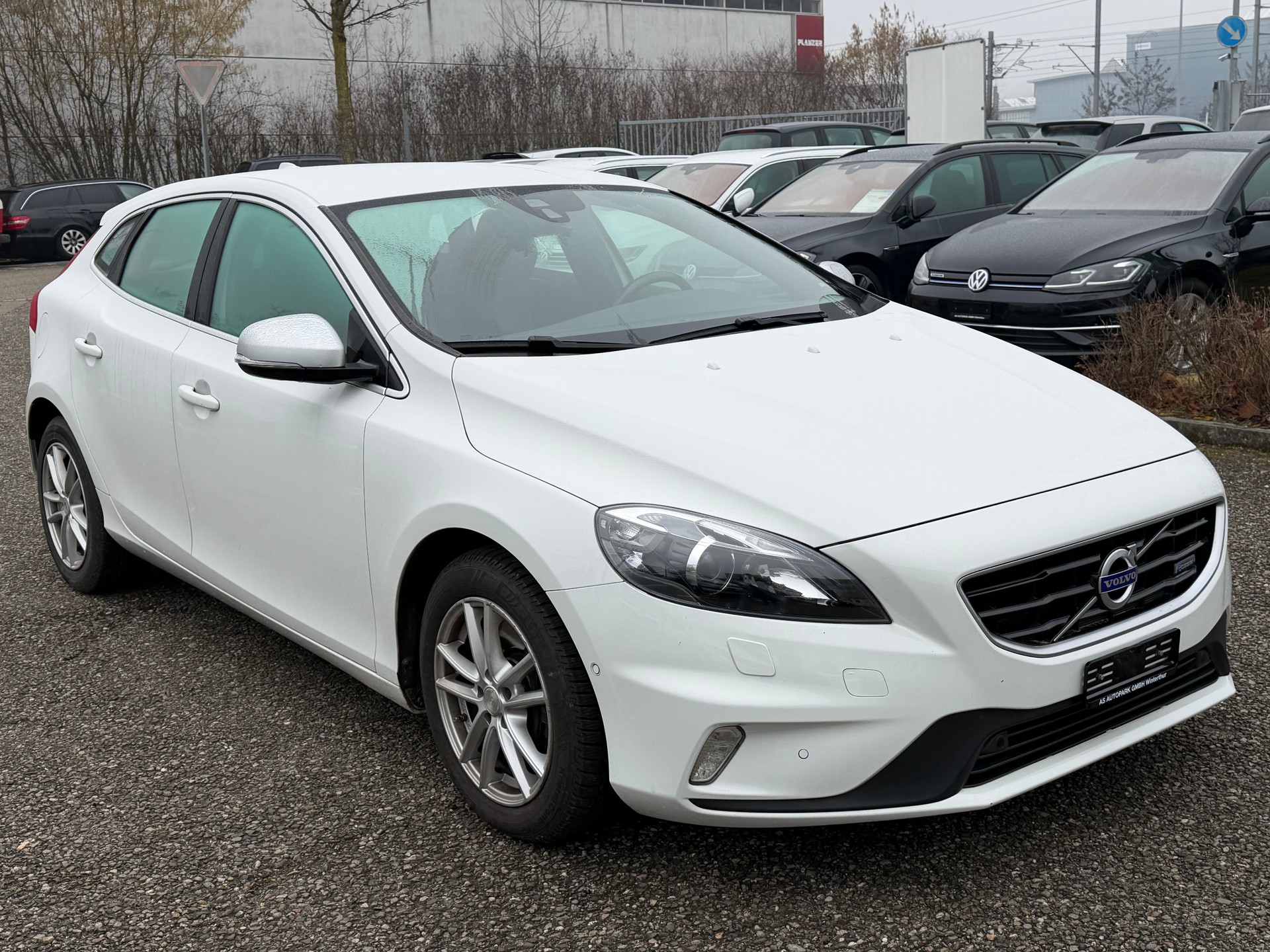 VOLVO V40 D4 Momentum R-Design-showroom-element-2
