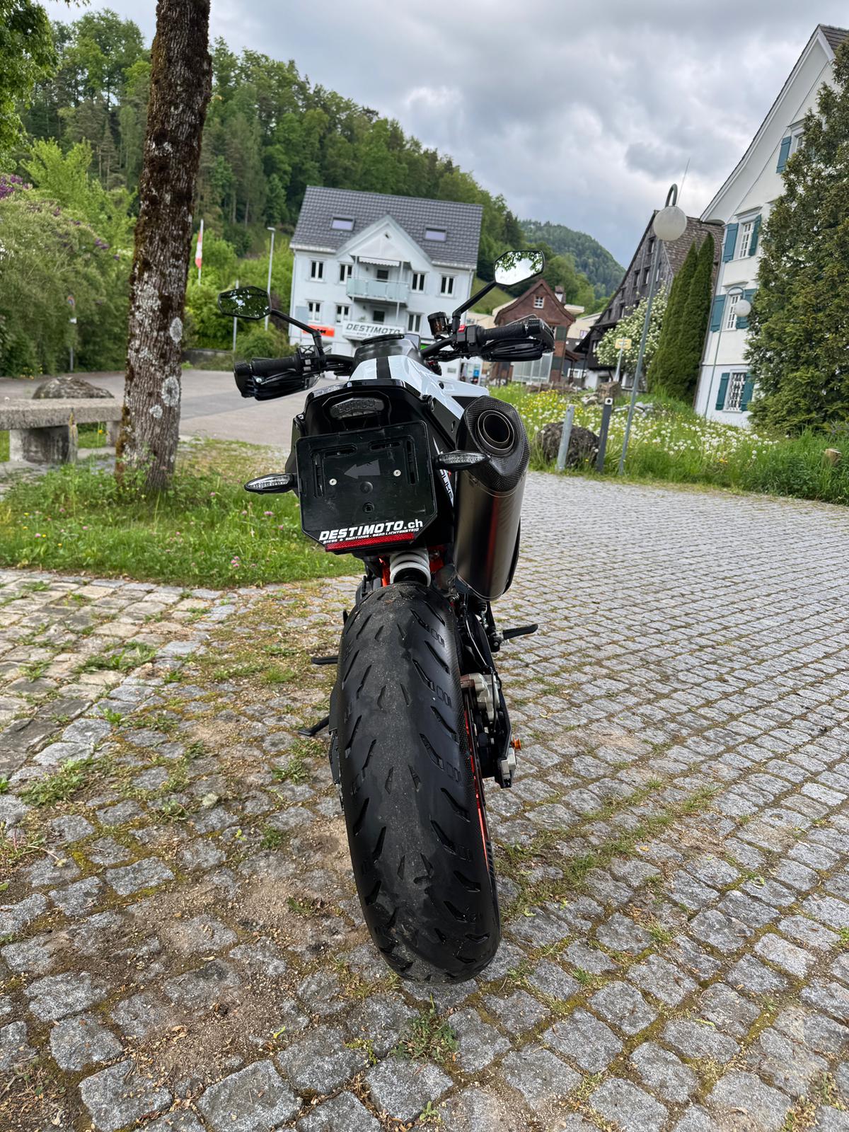 KTM 890 Duke R-image-5