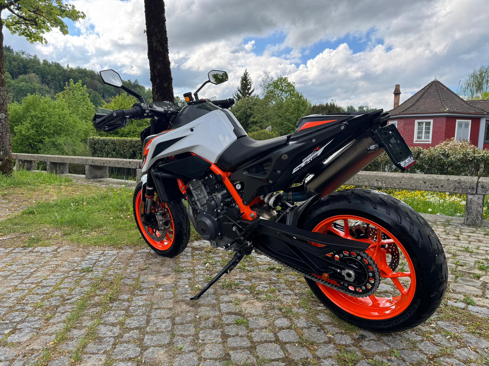 KTM 890 Duke R-image-6