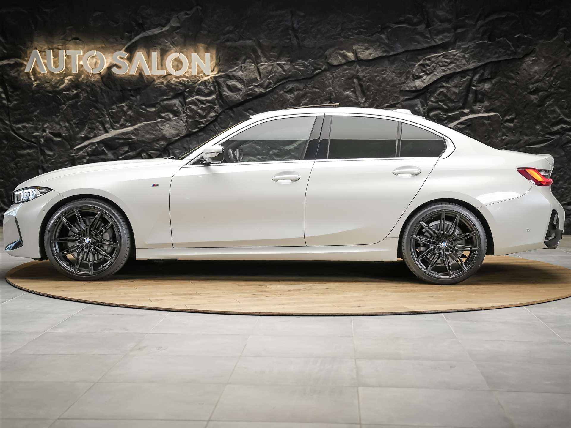 BMW 330i xDrive Steptronic M Sport *20 Zoll*Panorama*Head-Up*-showroom-element-2