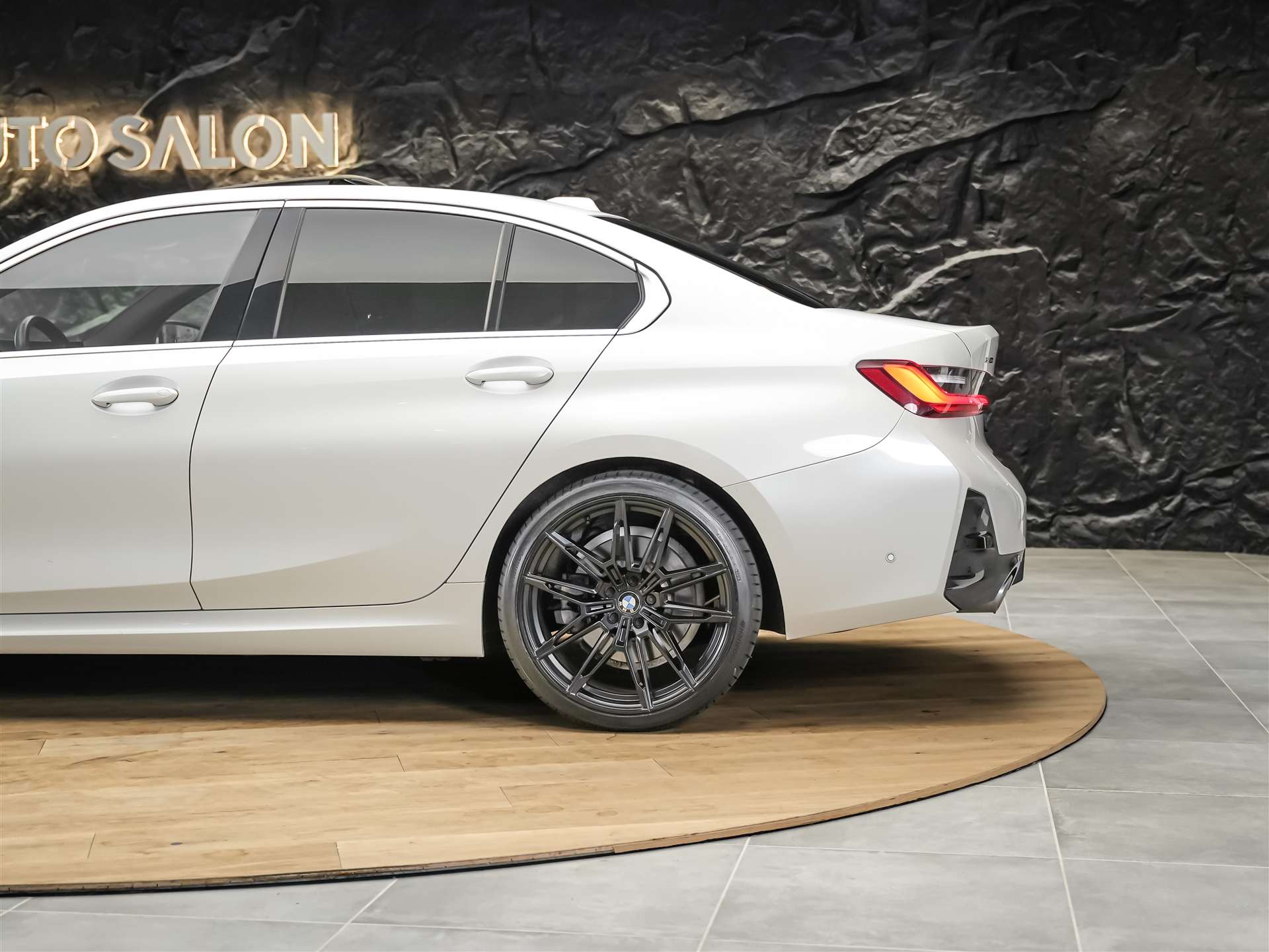 BMW 330i xDrive Steptronic M Sport *20 Zoll*Panorama*Head-Up*-image-18