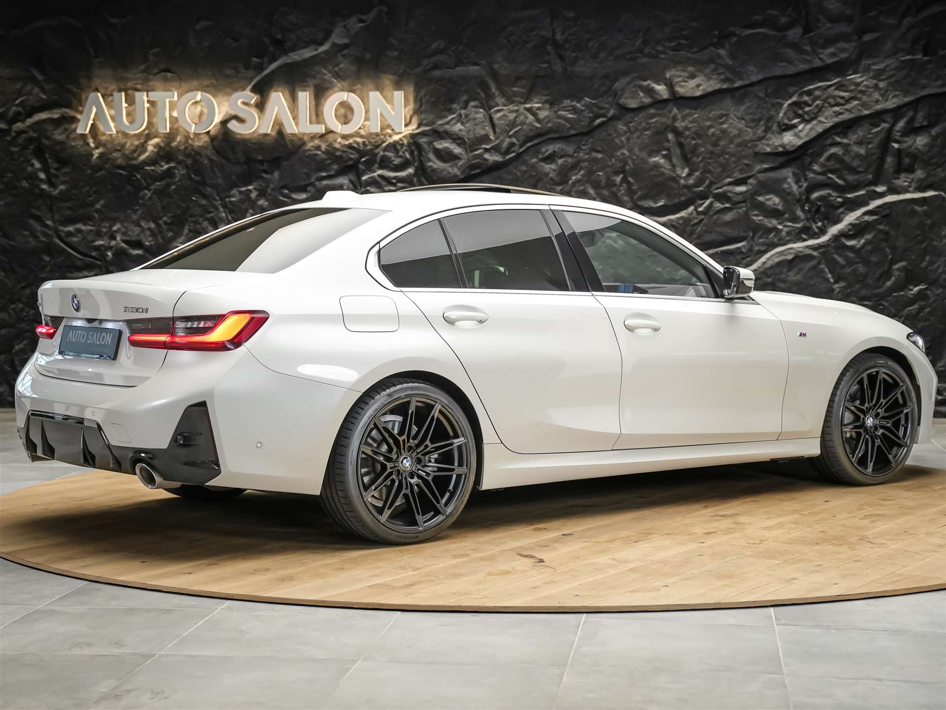 BMW 330i xDrive Steptronic M Sport *20 Zoll*Panorama*Head-Up*-image-5
