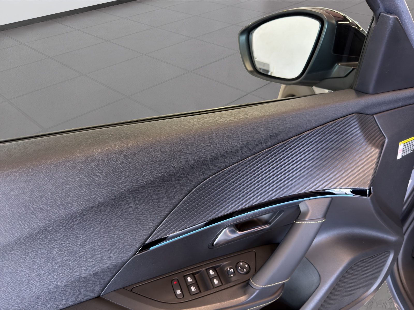 PEUGEOT 2008 1.2 PureTech GT Line-image-26