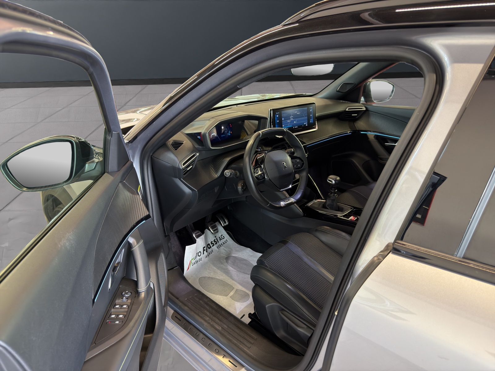 PEUGEOT 2008 1.2 PureTech GT Line-image-24