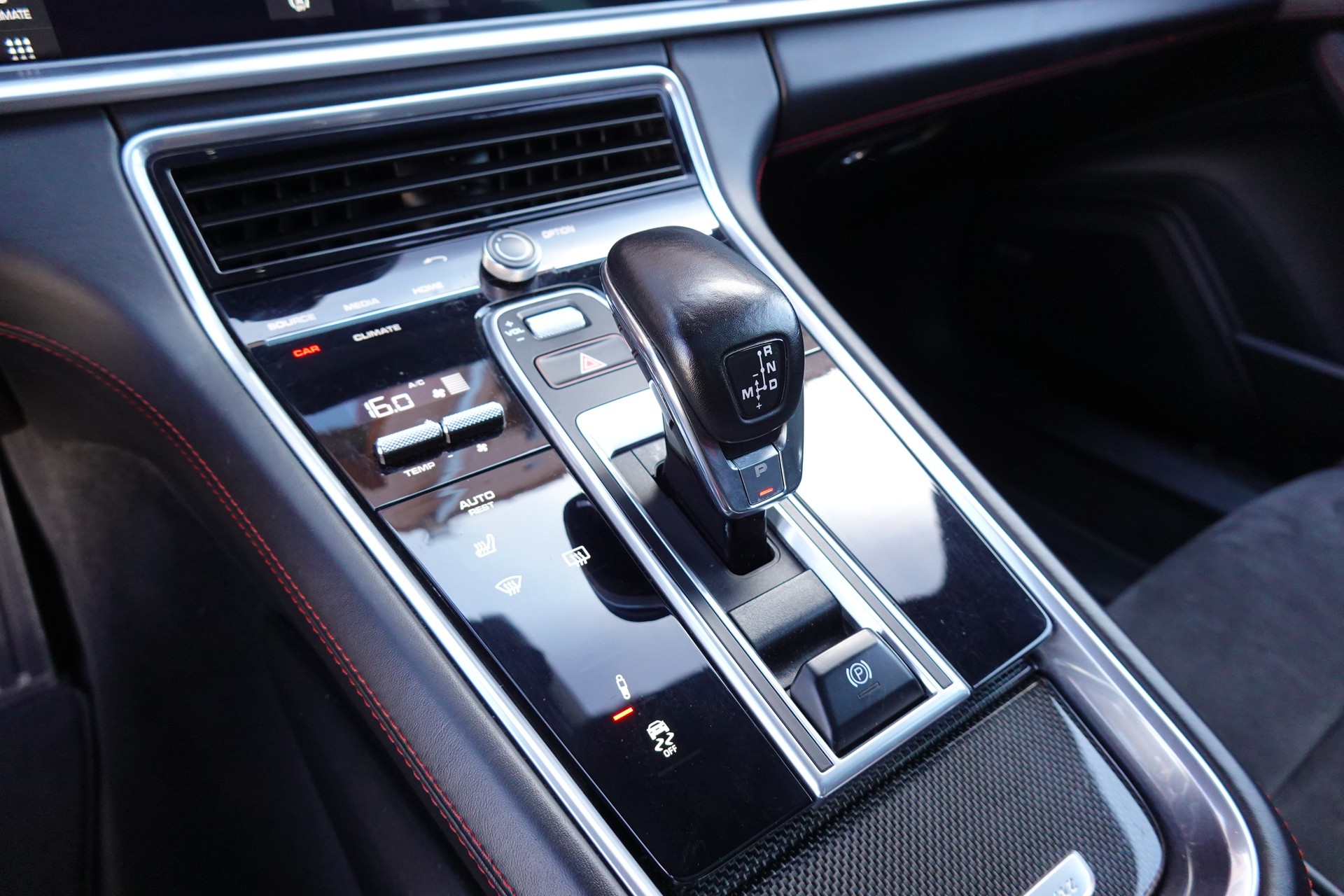 PORSCHE Panamera GTS Sport Turismo PDK "Toit Pano * Roues Directrices * Services Porsche * LED * Son BOSE"-image-14