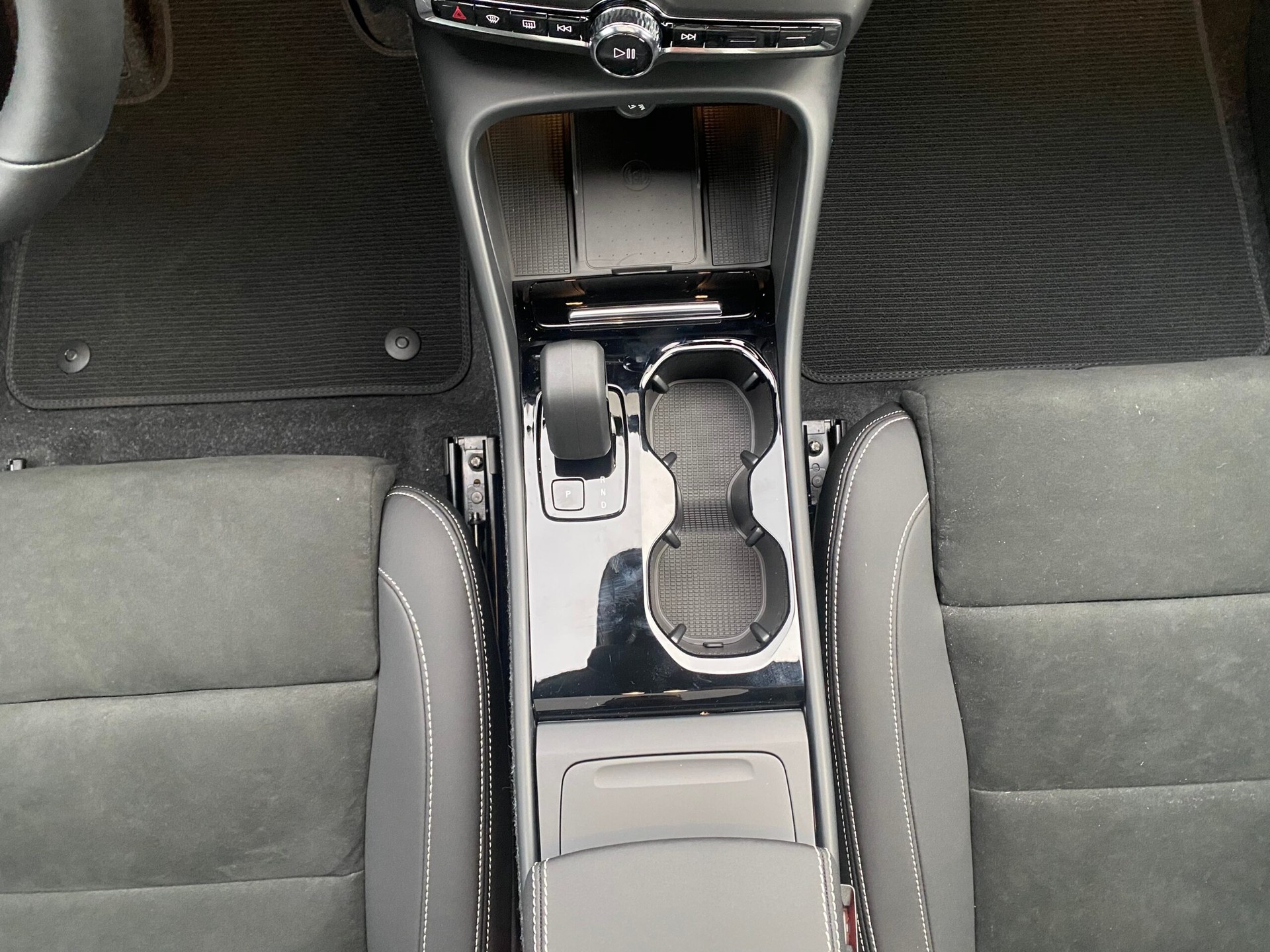 VOLVO C40 Recharge P8 Twin AWD Pure Electric Ultimate-image-10