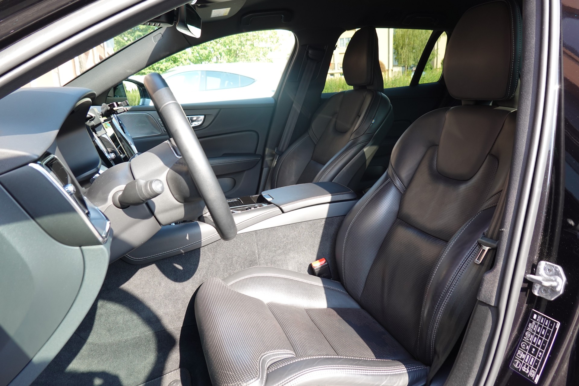 VOLVO V60 T6 eAWD Twin Engine * CH Véhicule * Harman Kardon * Sièges Electrique chauffants * Volant chauffant * Caméra recul*-image-21