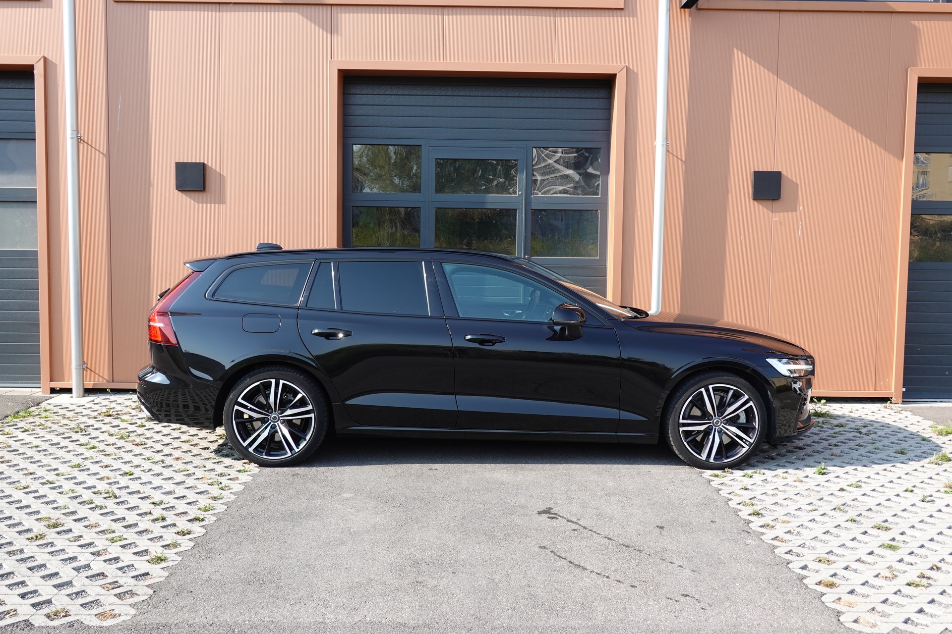 VOLVO V60 T6 eAWD Twin Engine * CH Véhicule * Harman Kardon * Sièges Electrique chauffants * Volant chauffant * Caméra recul*-showroom-element-3