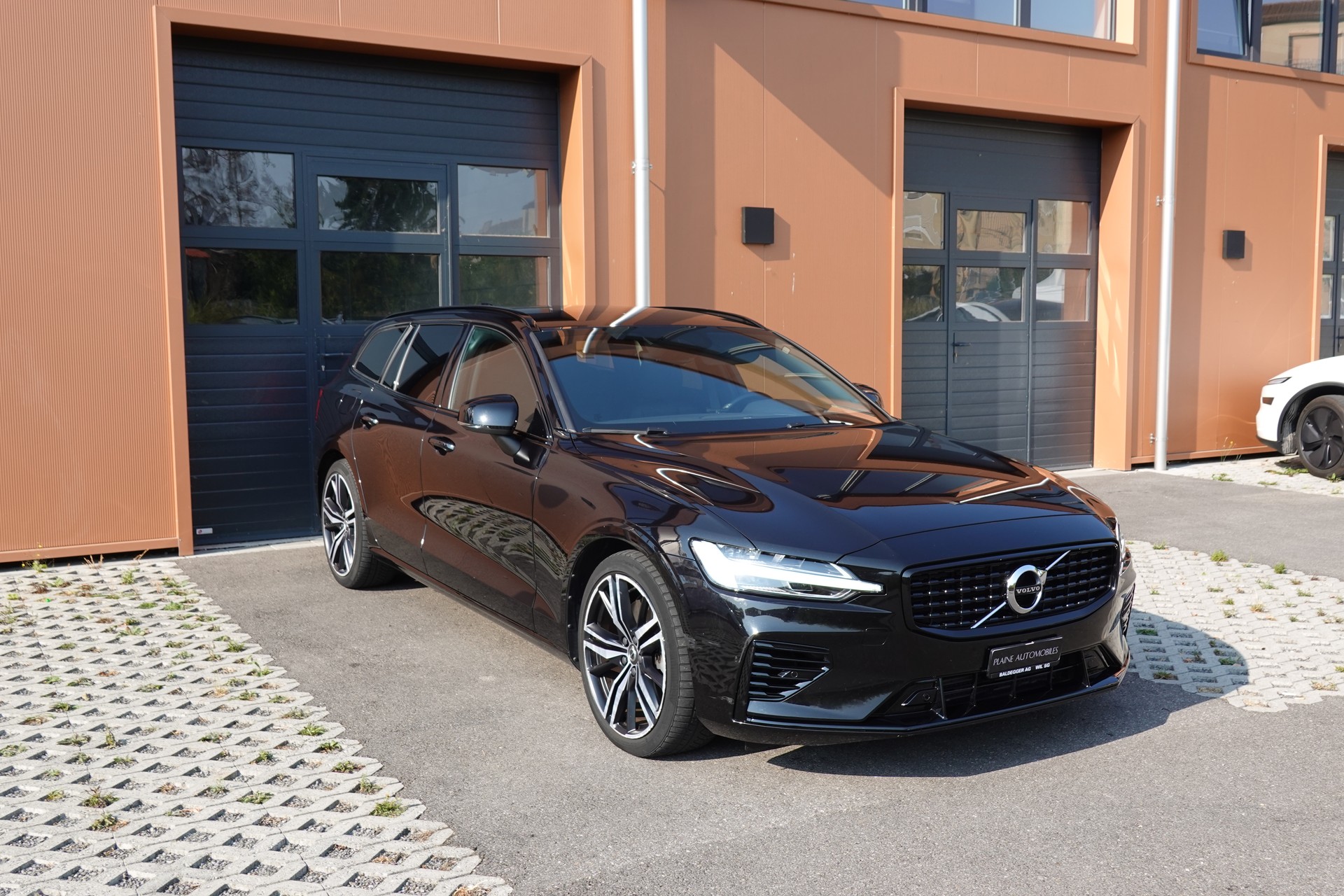 VOLVO V60 T6 eAWD Twin Engine * CH Véhicule * Harman Kardon * Sièges Electrique chauffants * Volant chauffant * Caméra recul*-showroom-element-2