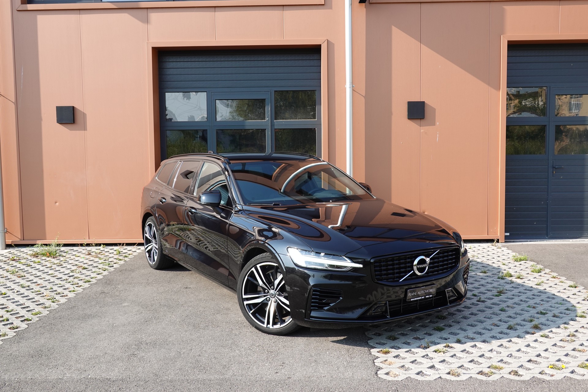 VOLVO V60 T6 eAWD Twin Engine * CH Véhicule * Harman Kardon * Sièges Electrique chauffants * Volant chauffant * Caméra recul*