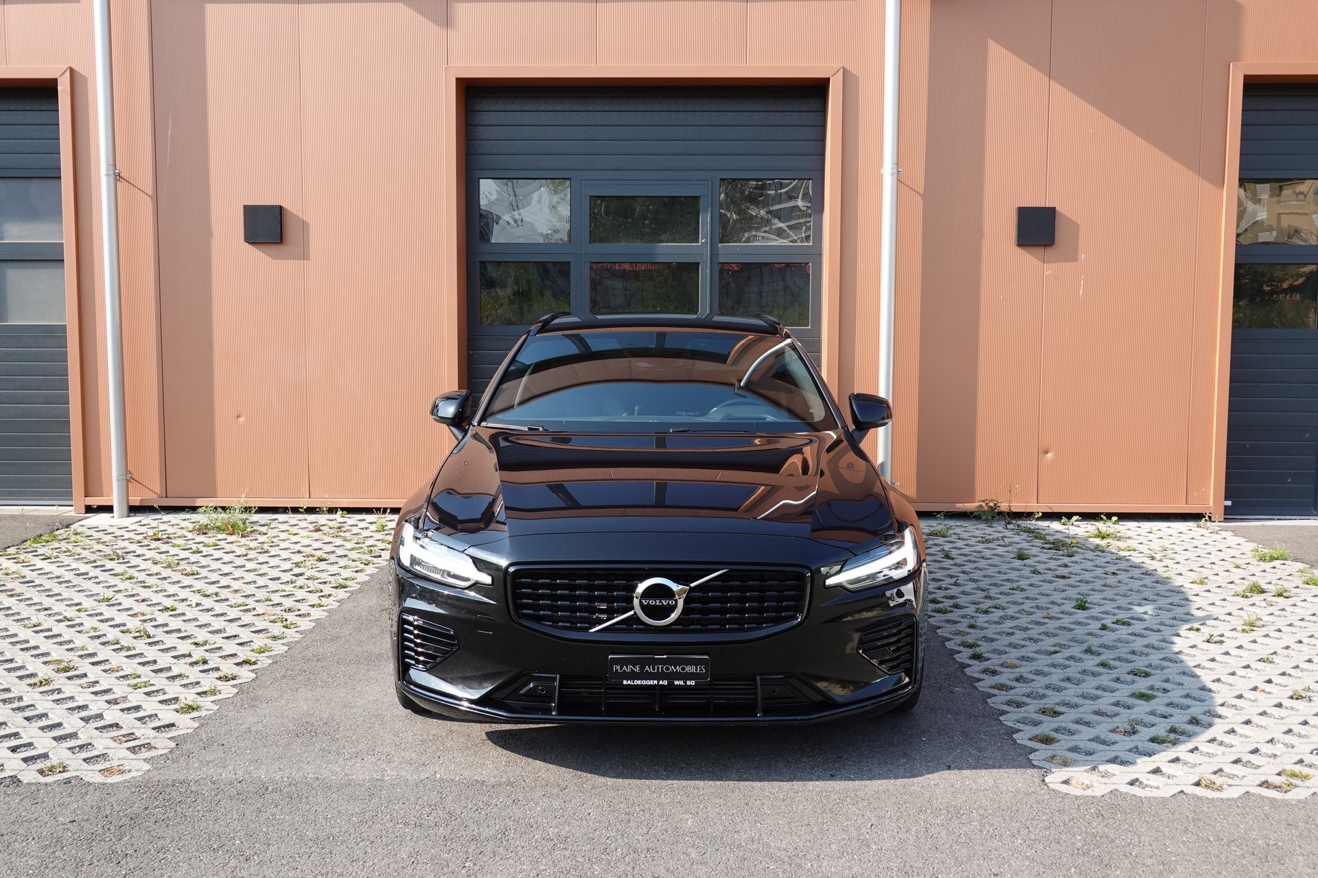 VOLVO V60 T6 eAWD Twin Engine * CH Véhicule * Harman Kardon * Sièges Electrique chauffants * Volant chauffant * Caméra recul*-showroom-element-1
