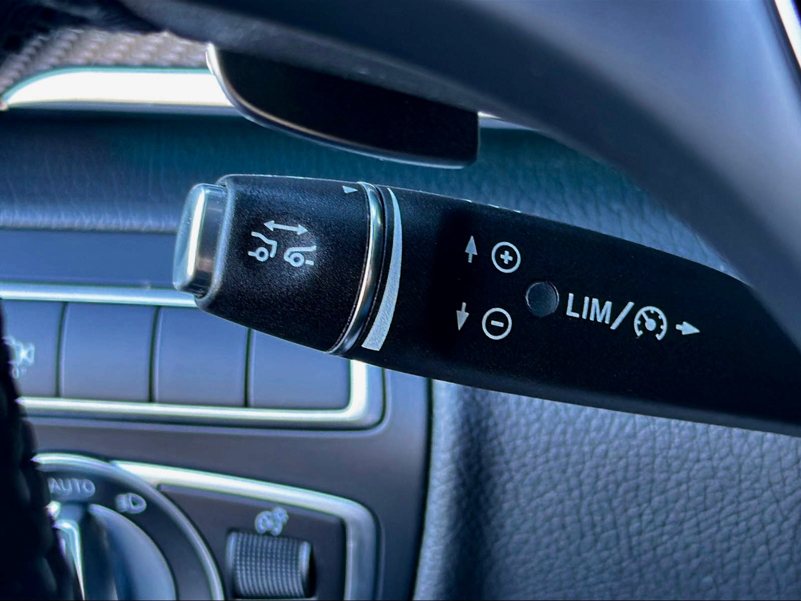 MERCEDES-BENZ V 300 d lang Avantgarde 4Matic 9G-Tronic-image-15