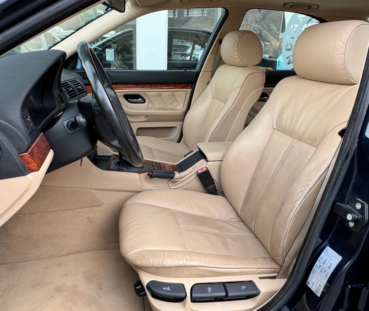 BMW 528i-image-7