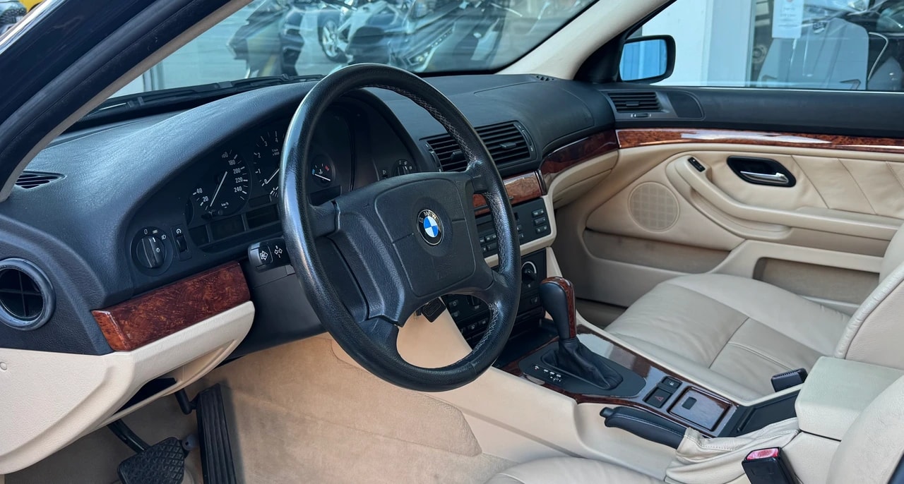 BMW 528i-image-6