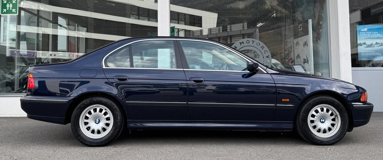 BMW 528i-showroom-element-1