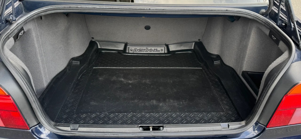 BMW 528i-image-10