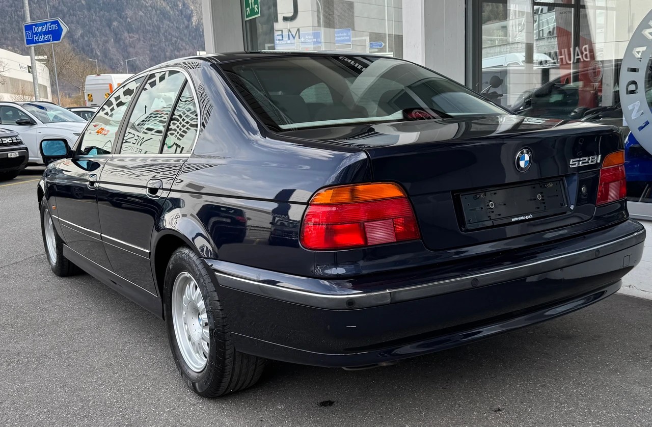 BMW 528i-showroom-element-3