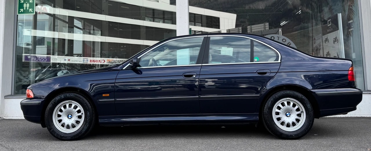 BMW 528i-showroom-element-2