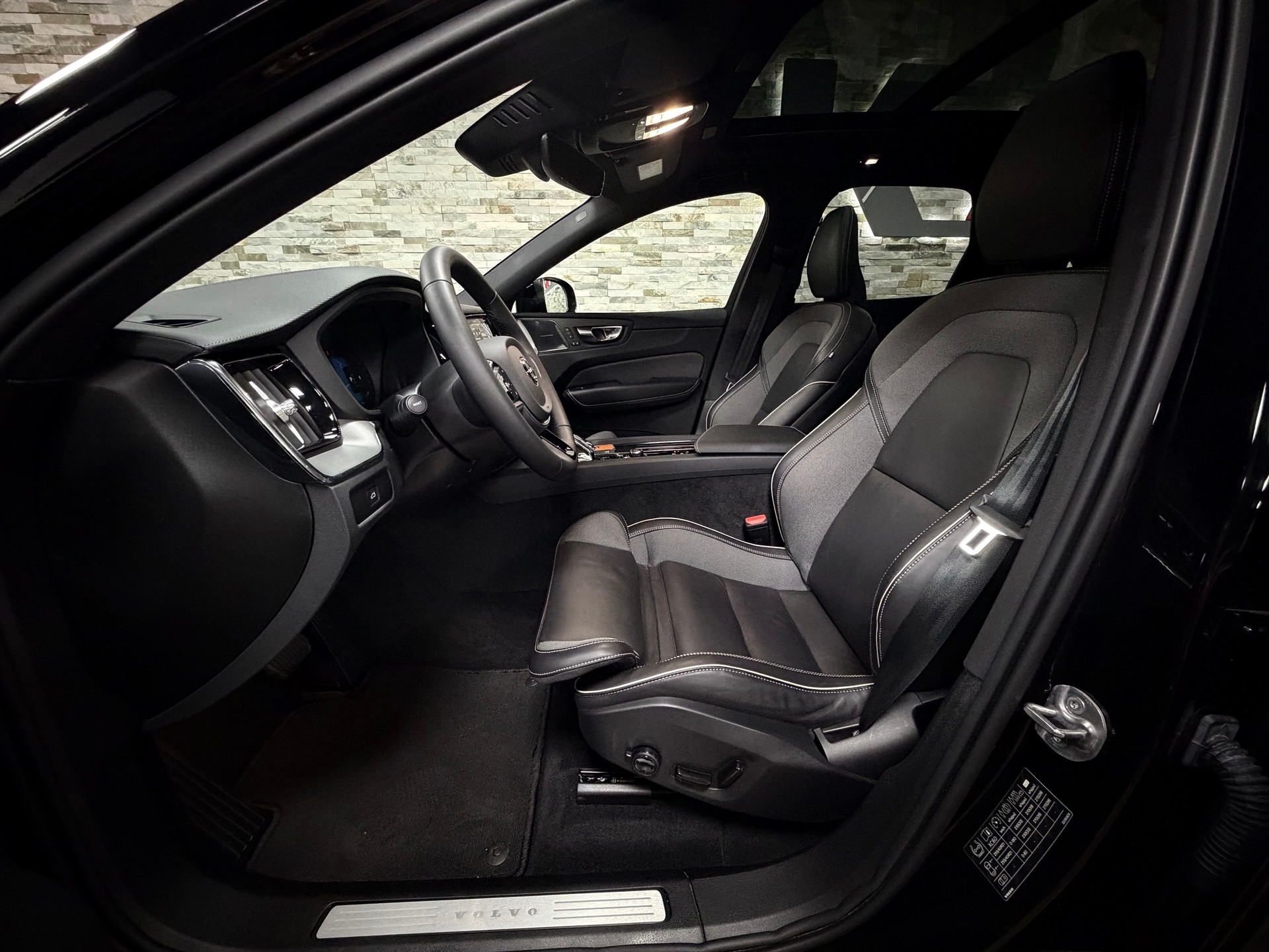 VOLVO XC60 B5 Benzin Mild Hybrid AWD Ultra Dark Geartronic-image-16