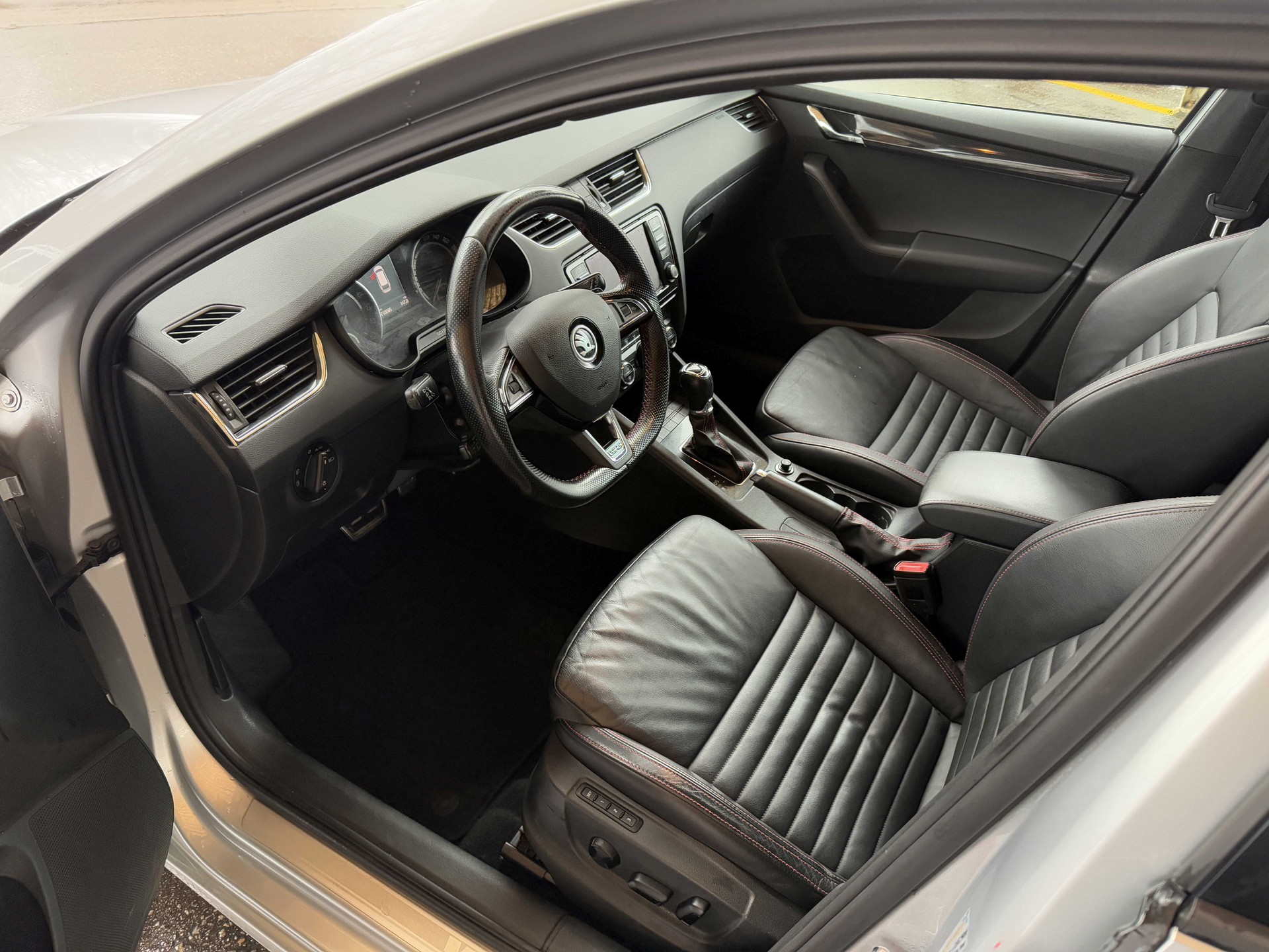 SKODA Octavia Combi 2.0 TDI RS 4x4 DSG-image-4