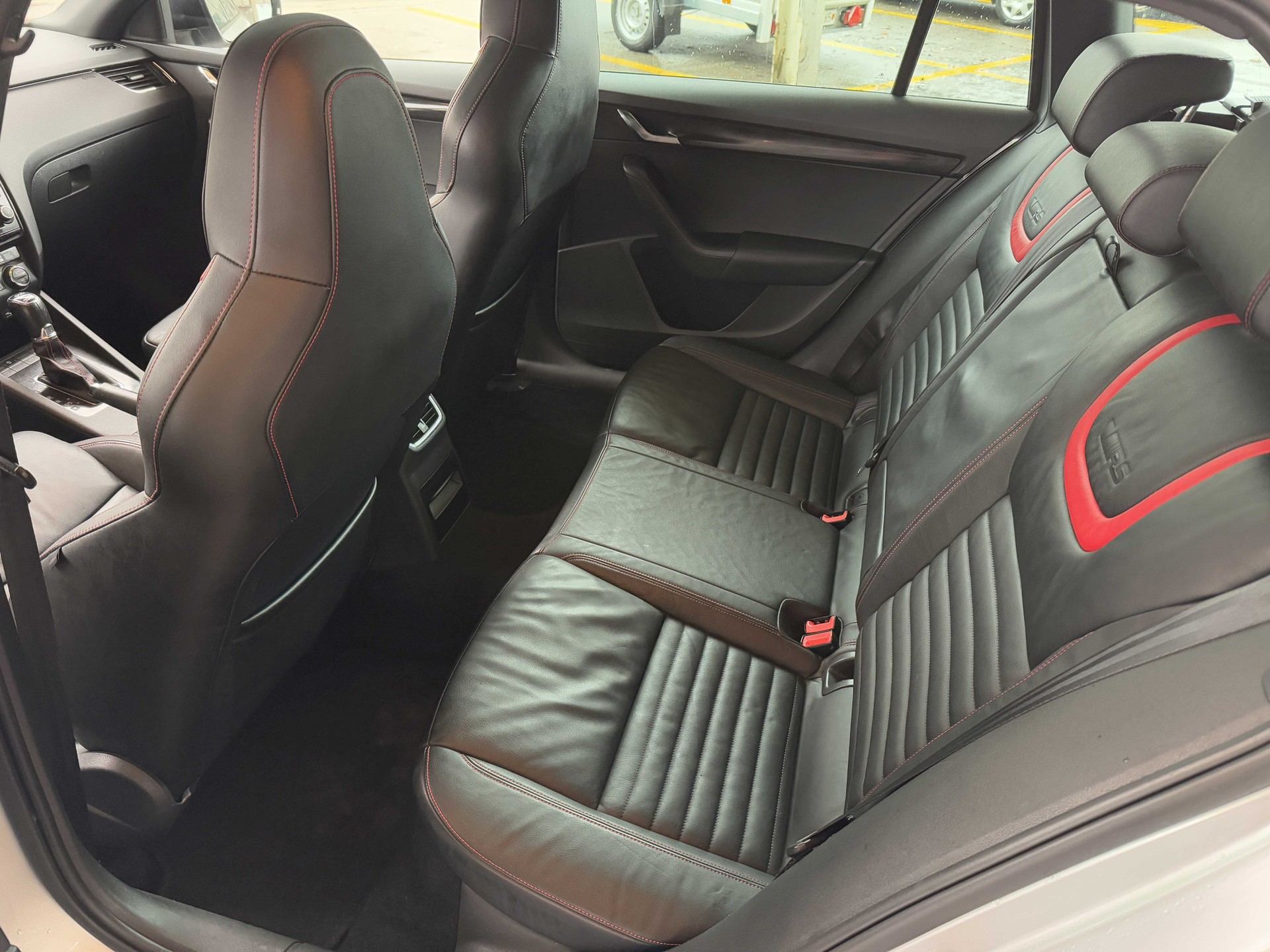 SKODA Octavia Combi 2.0 TDI RS 4x4 DSG-image-6