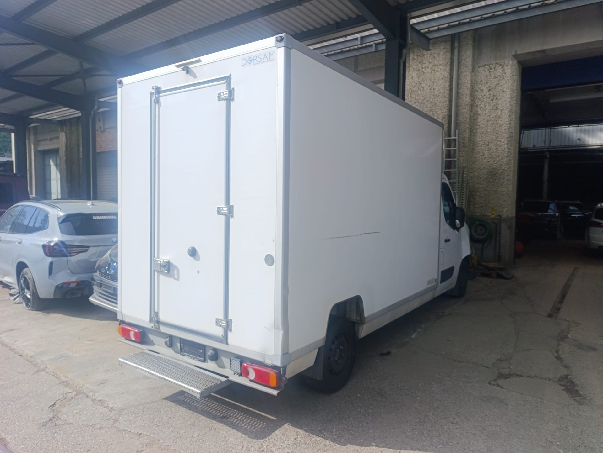 NISSAN INTERSTAR-showroom-element-2