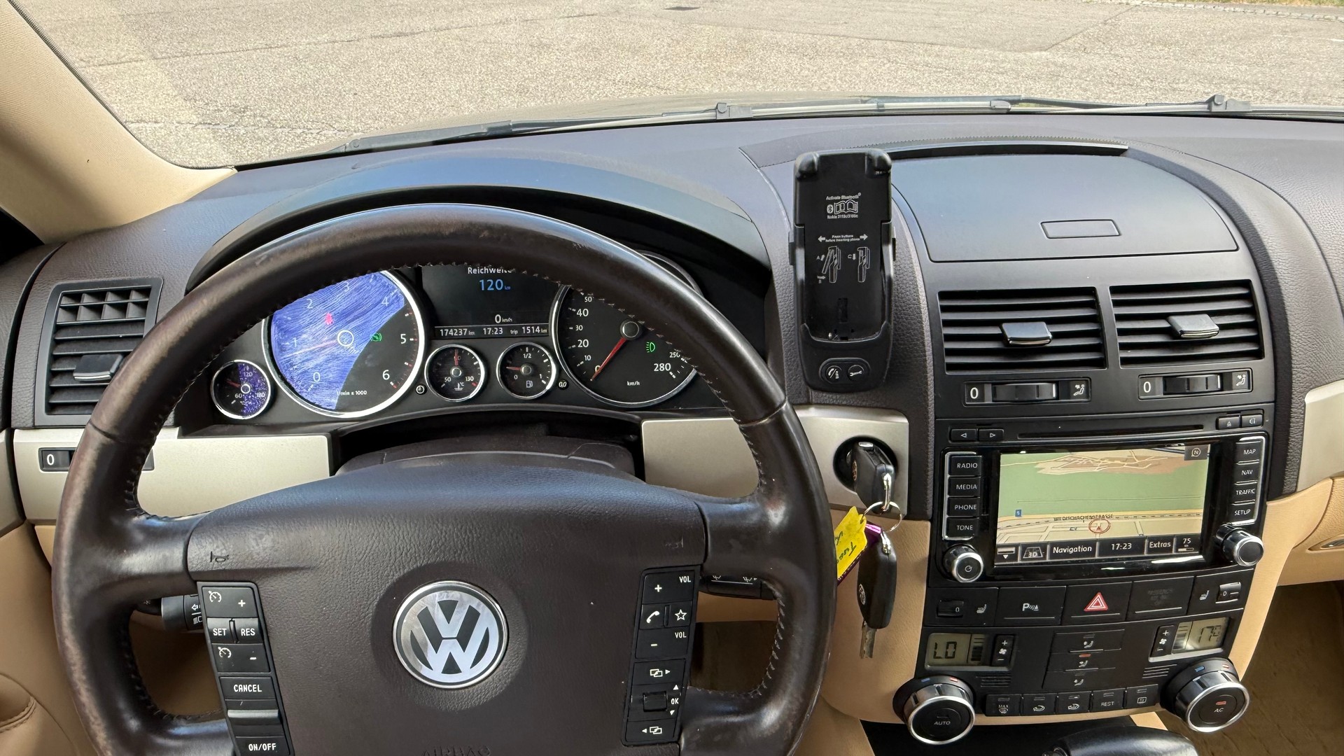 VW Touareg 3.0 TDI Tiptronic-image-14