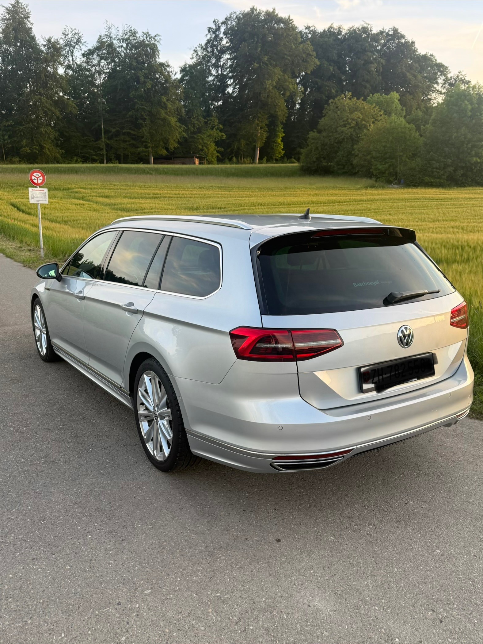 VW PASSAT 2.0 TDI-R-Line-240PS-4 Motion-image-1