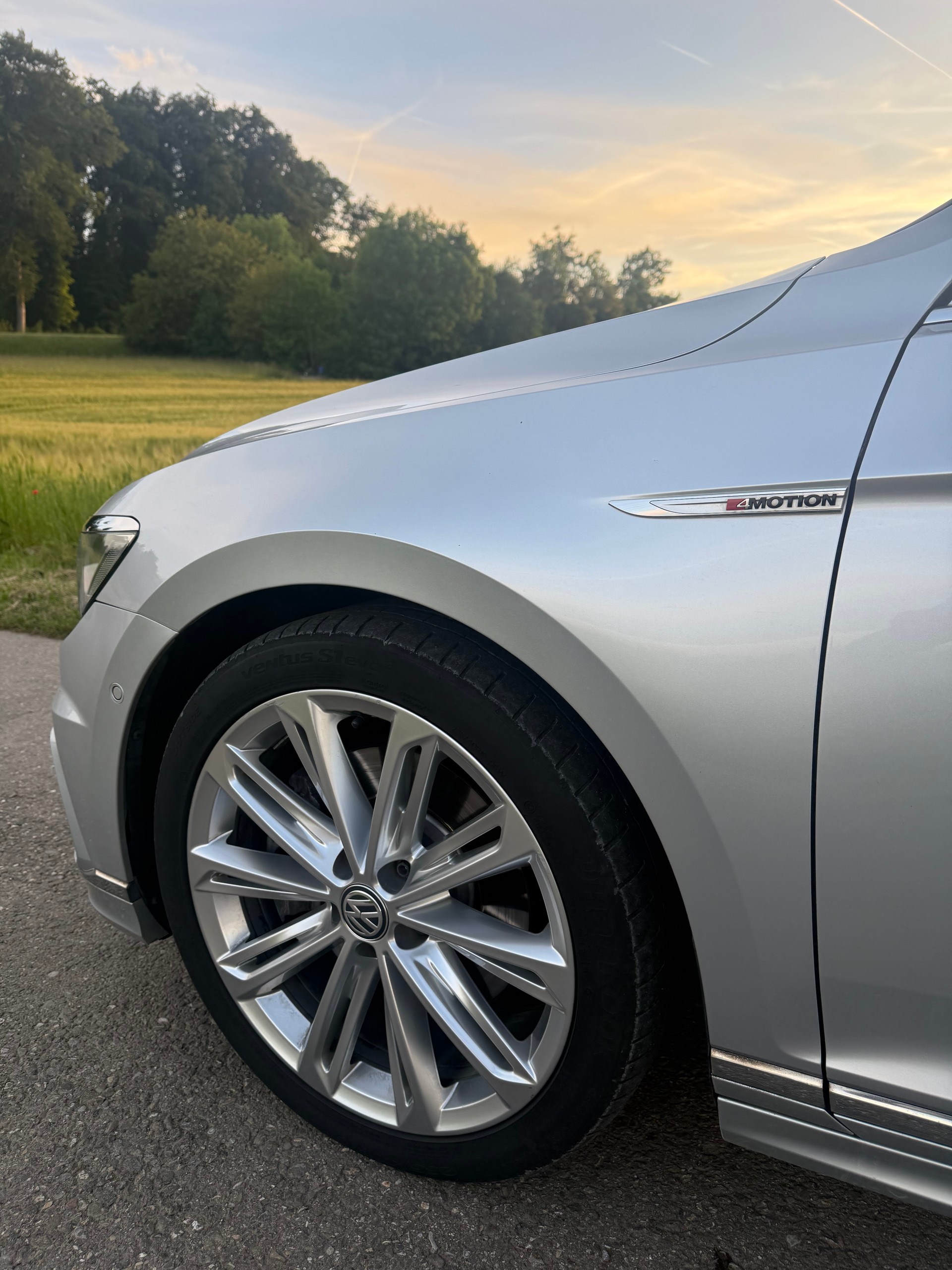 VW PASSAT 2.0 TDI-R-Line-240PS-4 Motion-image-2