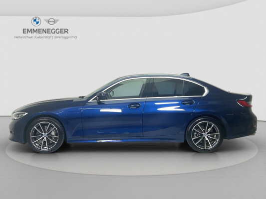 BMW 330e Sport Line-showroom-element-1