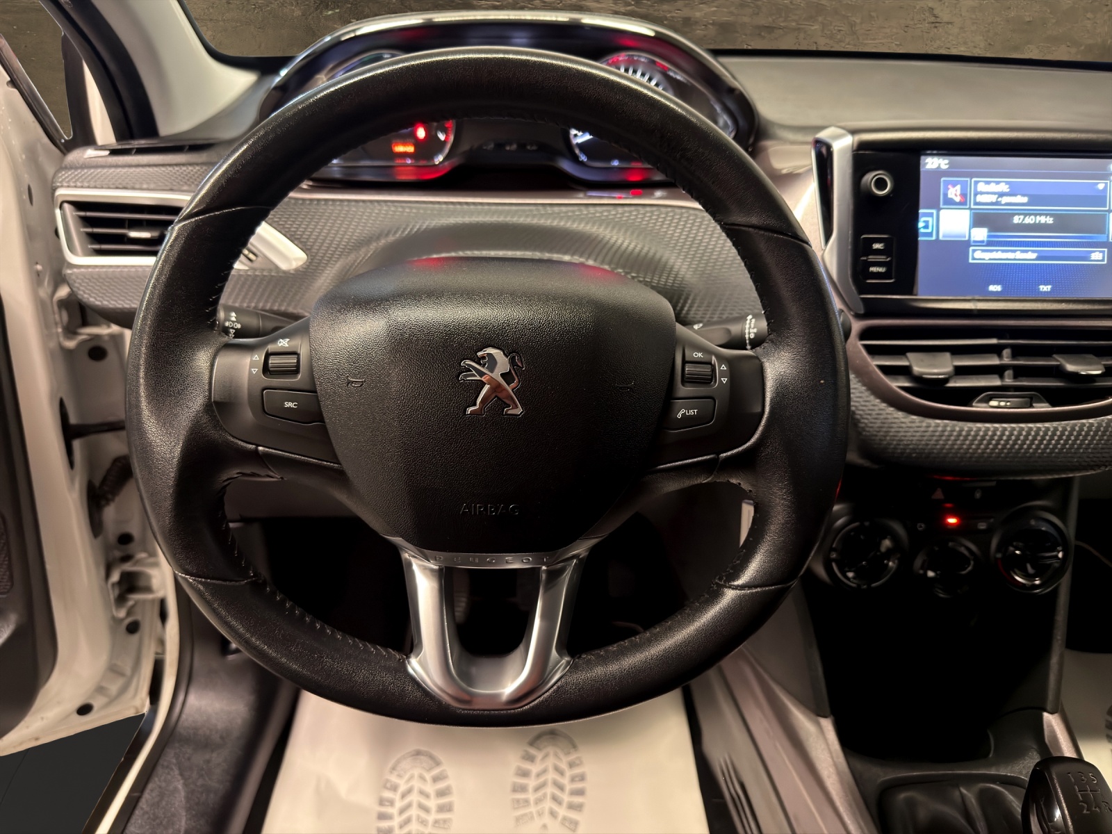 PEUGEOT 2008 1.2 VTI Active-image-8