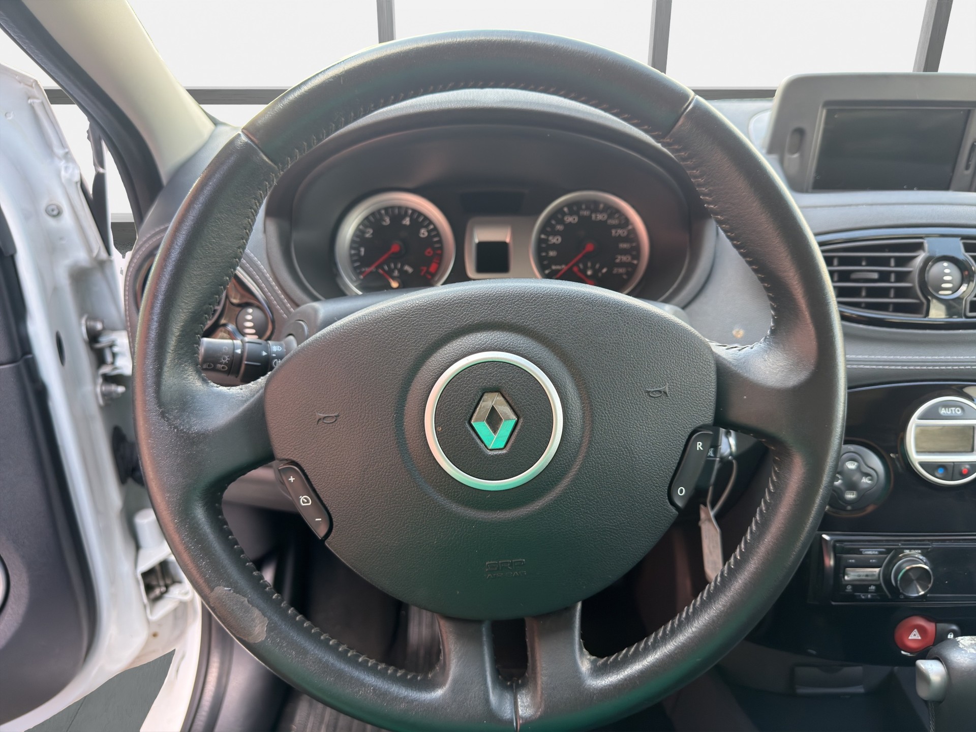 RENAULT Clio 1.6 16V 20th Edition Automatic-image-9
