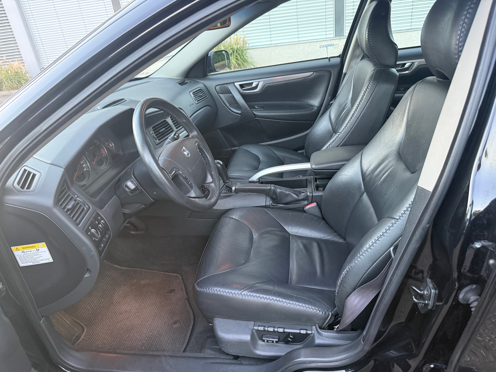 VOLVO XC70 2.5T AWD-image-8