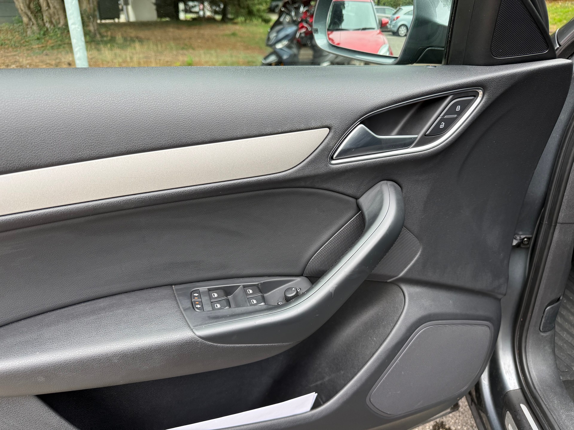 AUDI Q3 2.0 TDI quattro S-tronic-image-14