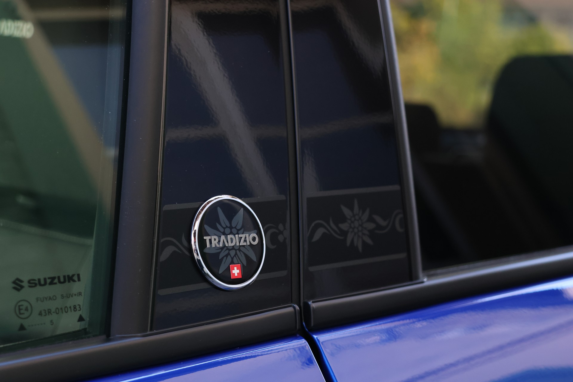 SUZUKI Swift 1.2 Tradizio Top Hybrid CVT limitiertes Schweizer Sondermodell-showroom-element-1