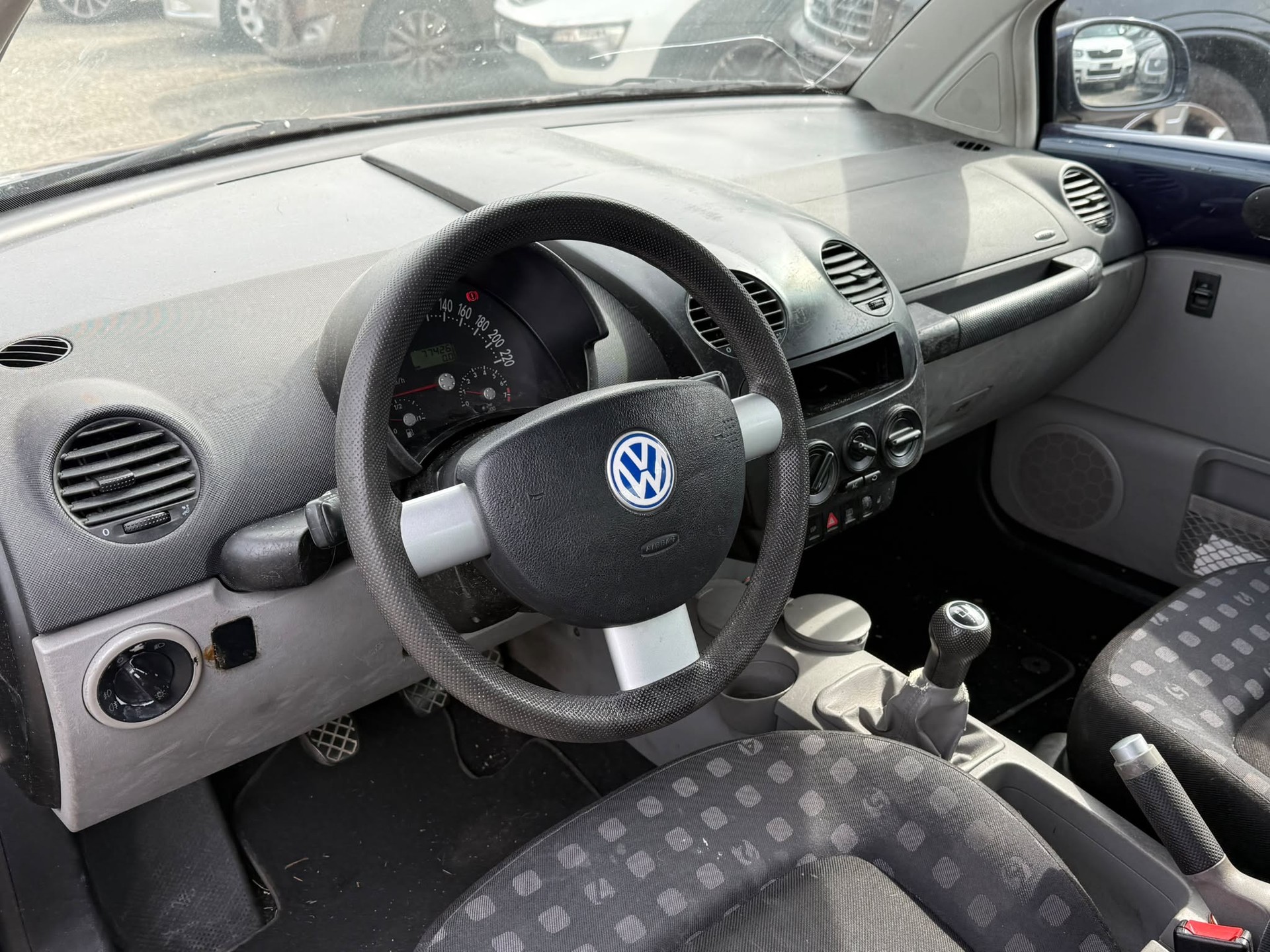 VW Beetle 1.6-image-11