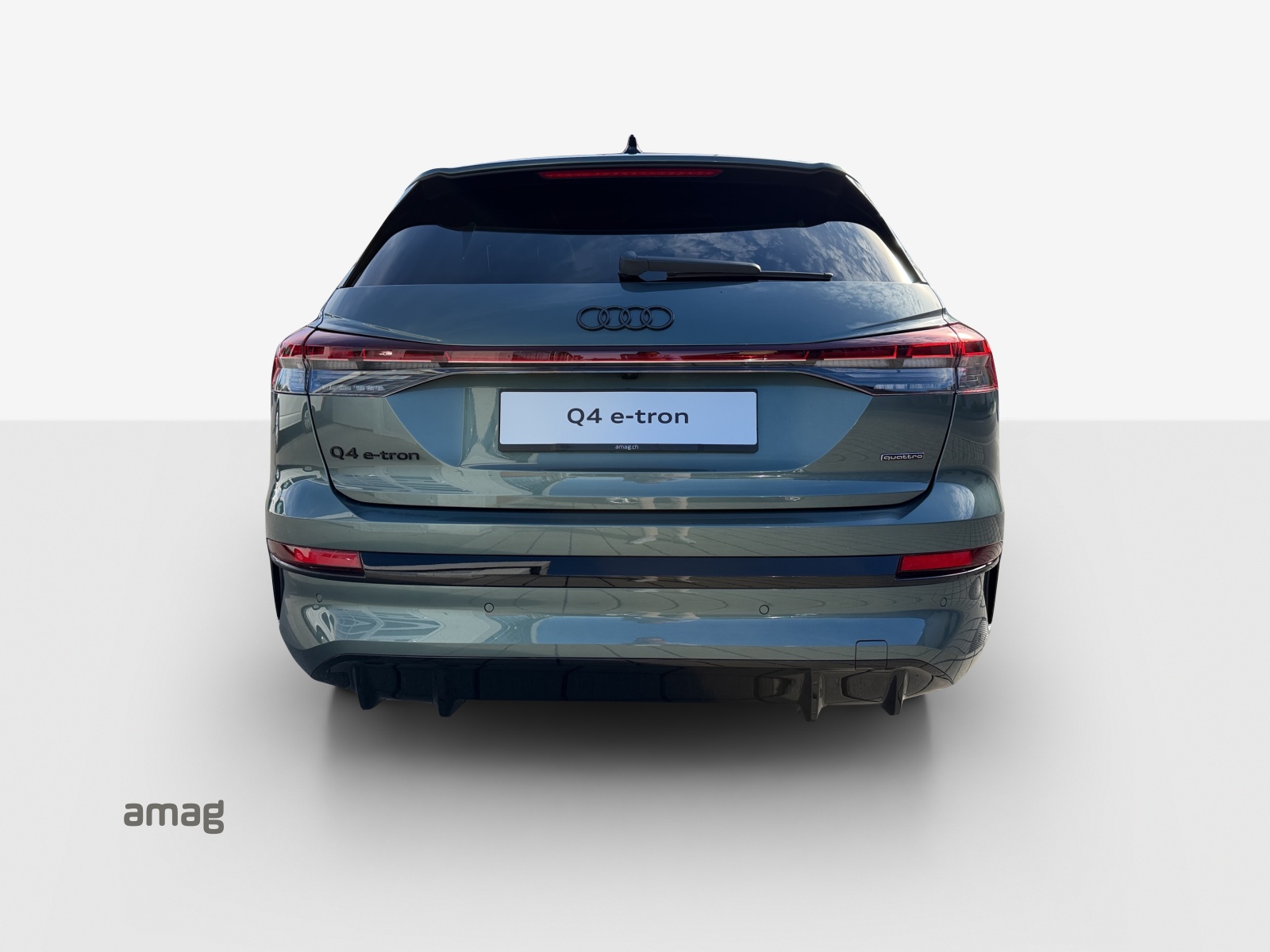 AUDI Q4 e-tron SUV quattro performance Swiss Ski-showroom-element-3