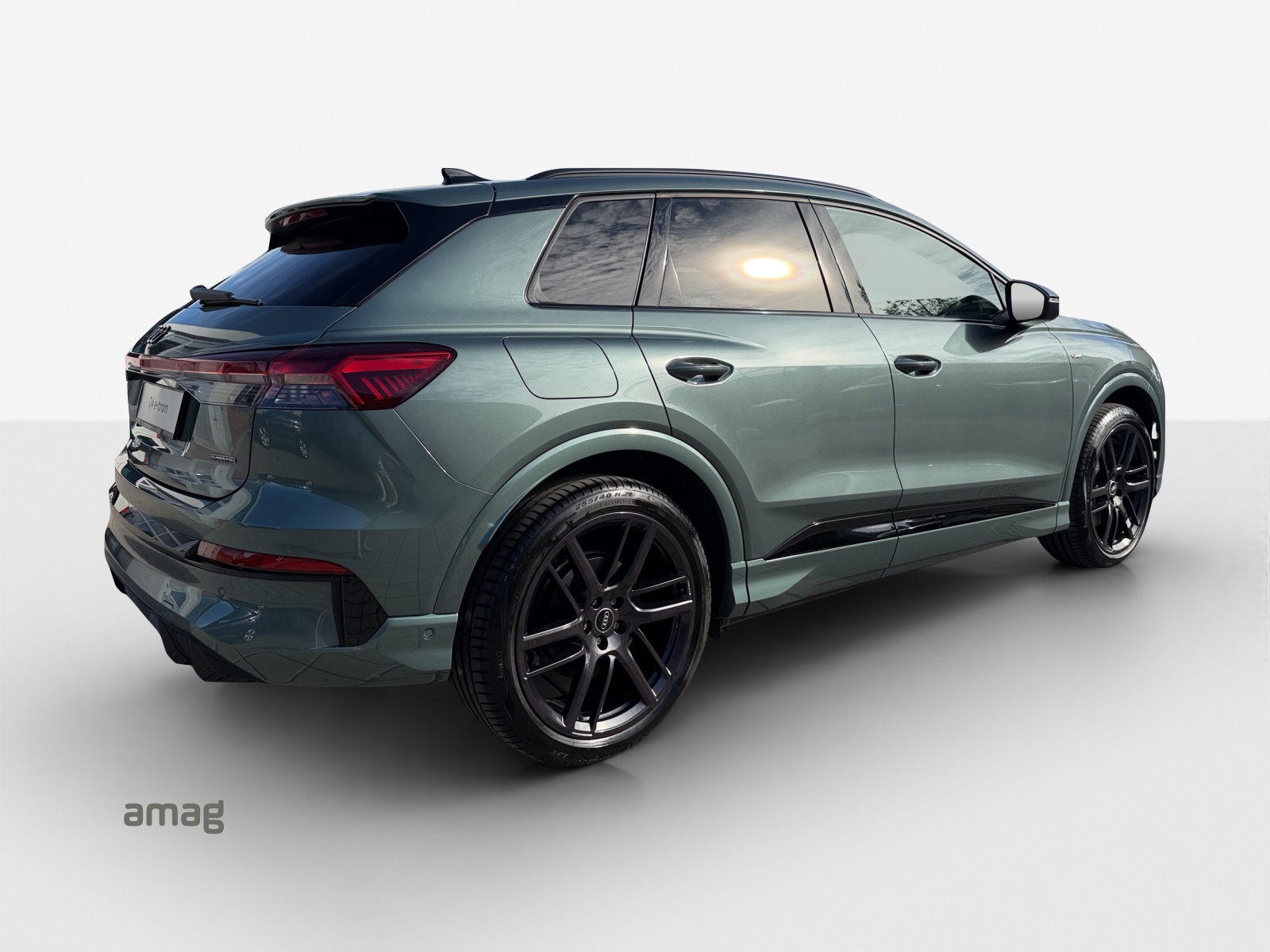 AUDI Q4 e-tron SUV quattro performance Swiss Ski-image-4