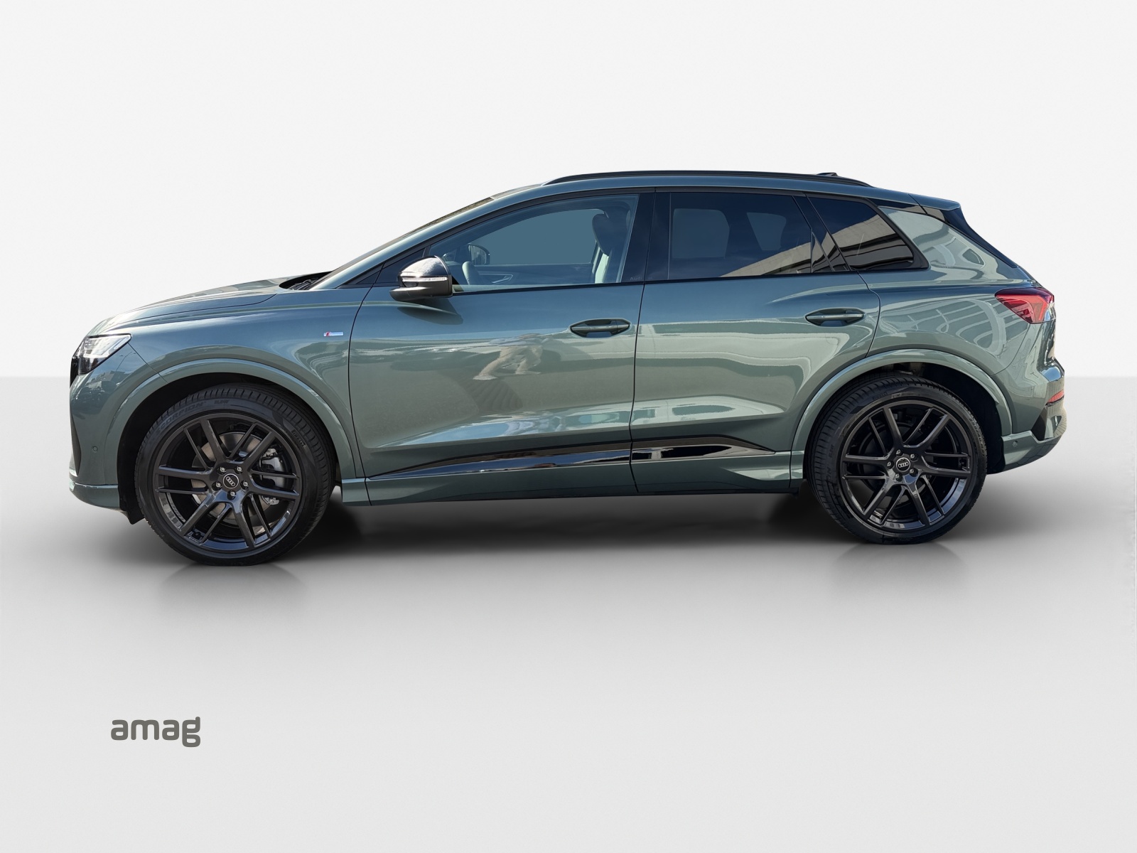 AUDI Q4 e-tron SUV quattro performance Swiss Ski-showroom-element-1