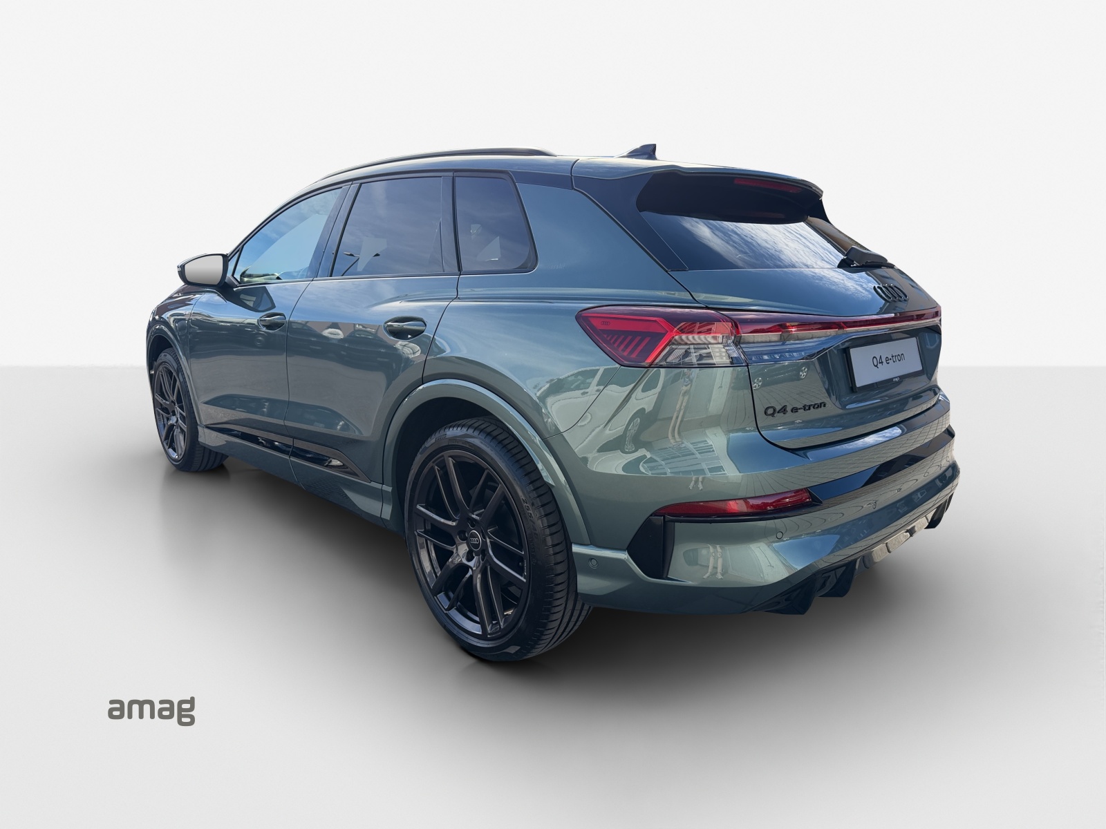 AUDI Q4 e-tron SUV quattro performance Swiss Ski-showroom-element-2