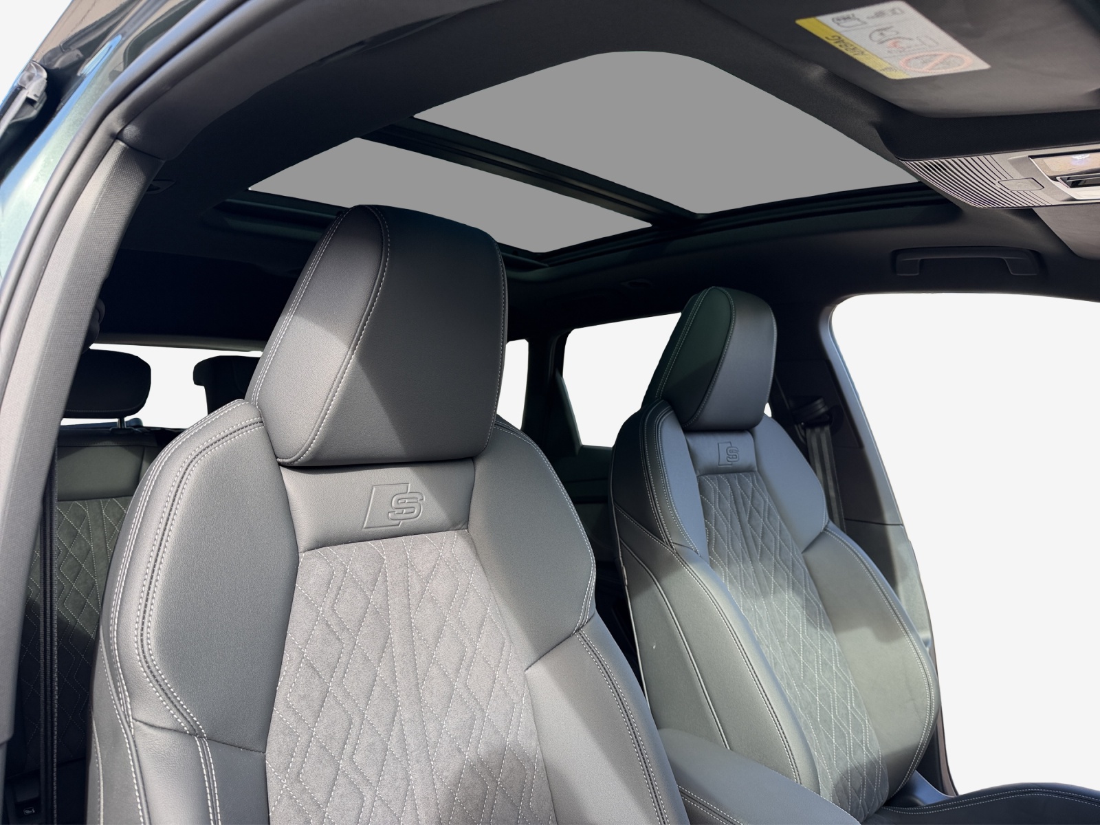 AUDI Q4 e-tron SUV quattro performance Swiss Ski-image-14