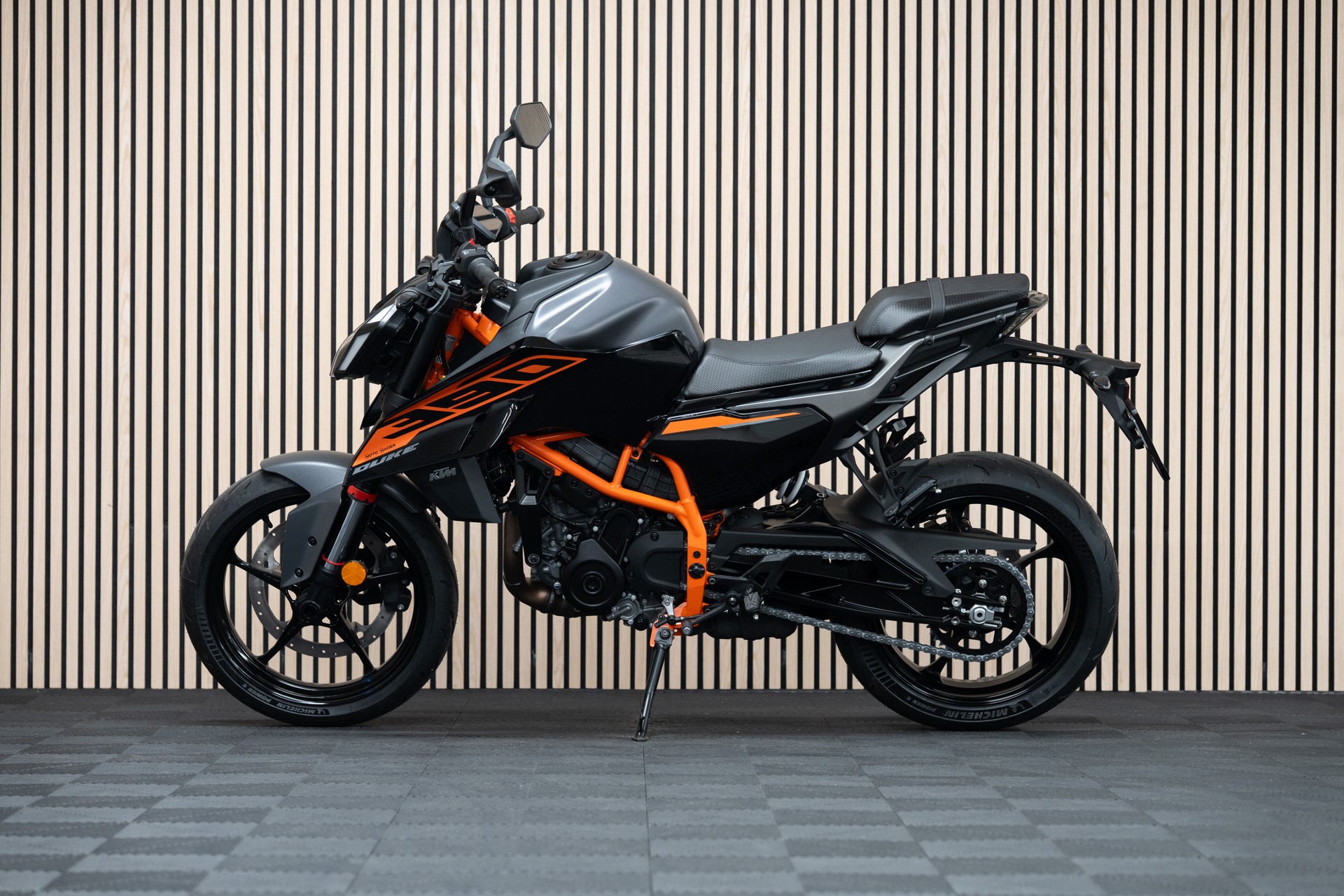 KTM 390 Duke mit Fahrwerkstieferlegung und Fahrersitz niedrig - Sitzhöhe nur 775mm!-image-1