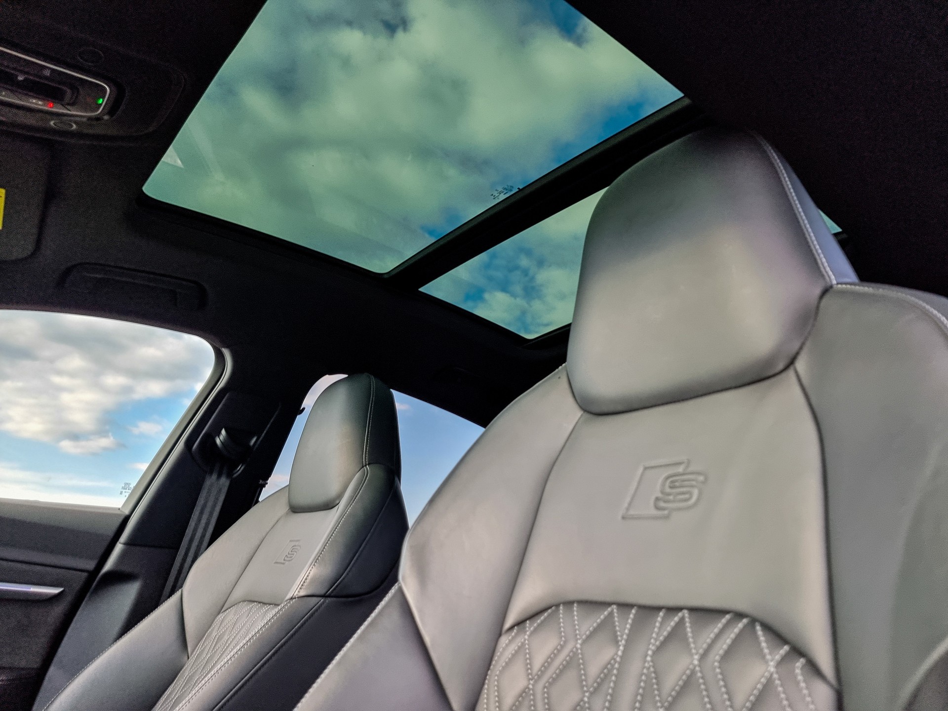 AUDI e-tron S Sportback quattro (Audi SQ8) Black Edition 503 PS-image-11