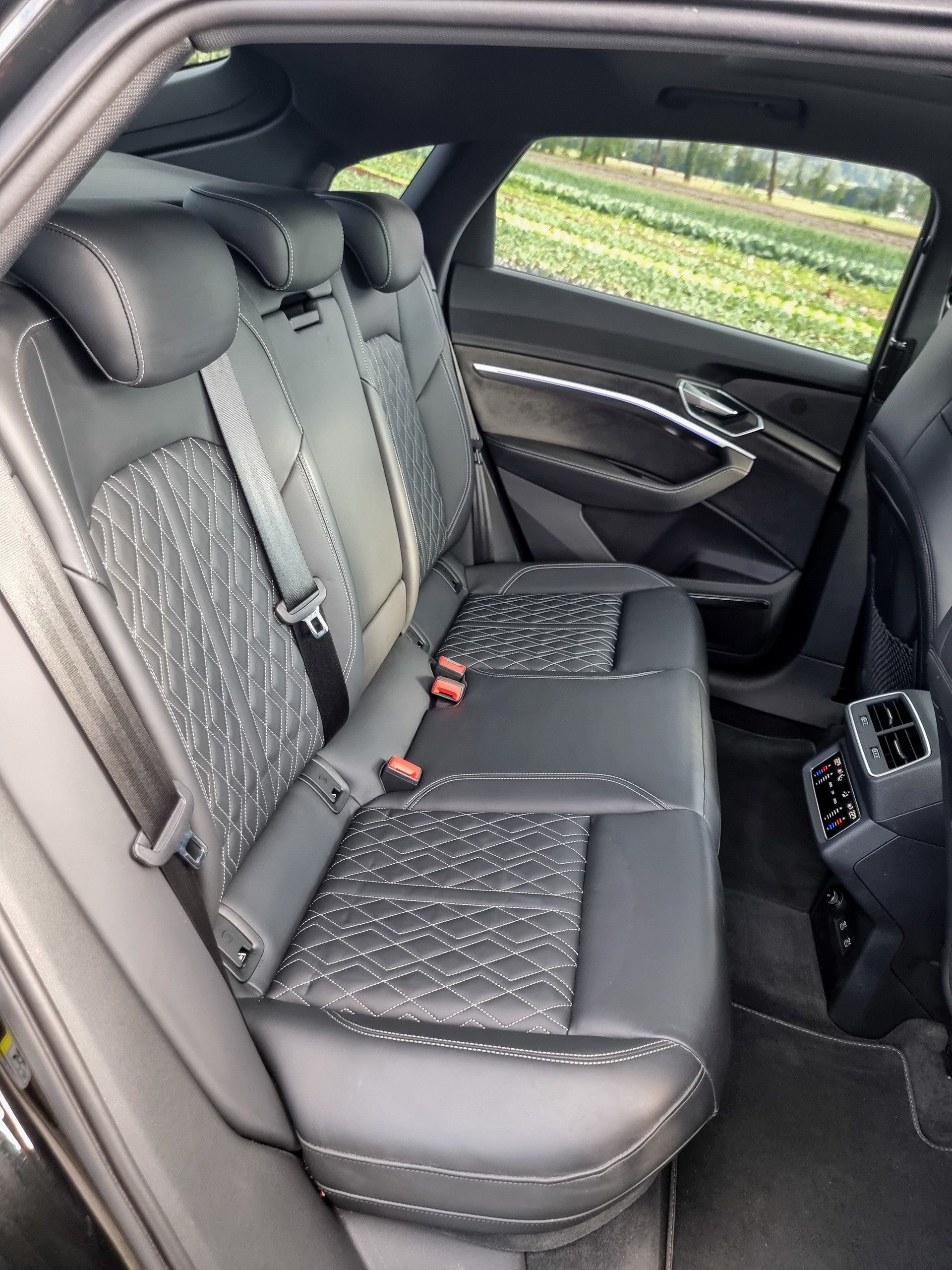 AUDI e-tron S Sportback quattro (Audi SQ8) Black Edition 503 PS-image-9