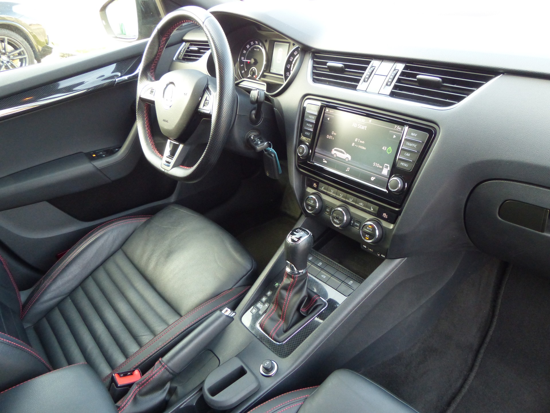 SKODA Octavia Combi 2.0 TDI RS 4x4 DSG-image-10