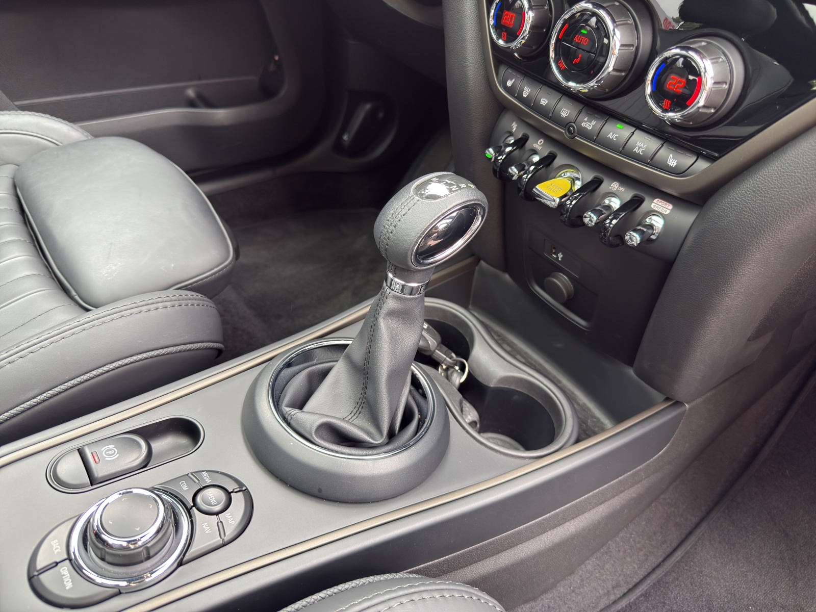 MINI Countryman Cooper SE ALL4 PHEV Highland-image-15