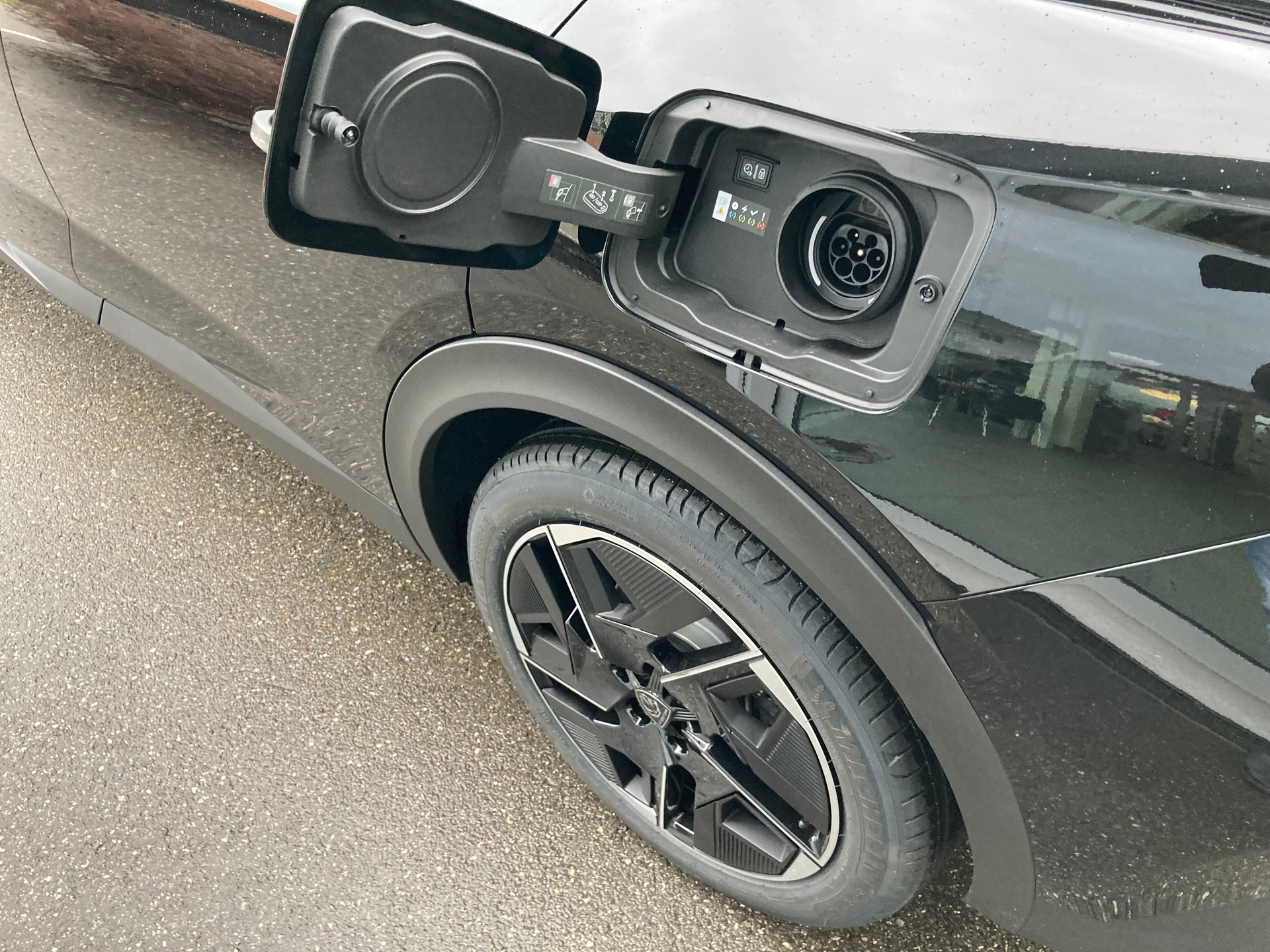 PEUGEOT 408 1.6 PHEV 180 GT-image-8